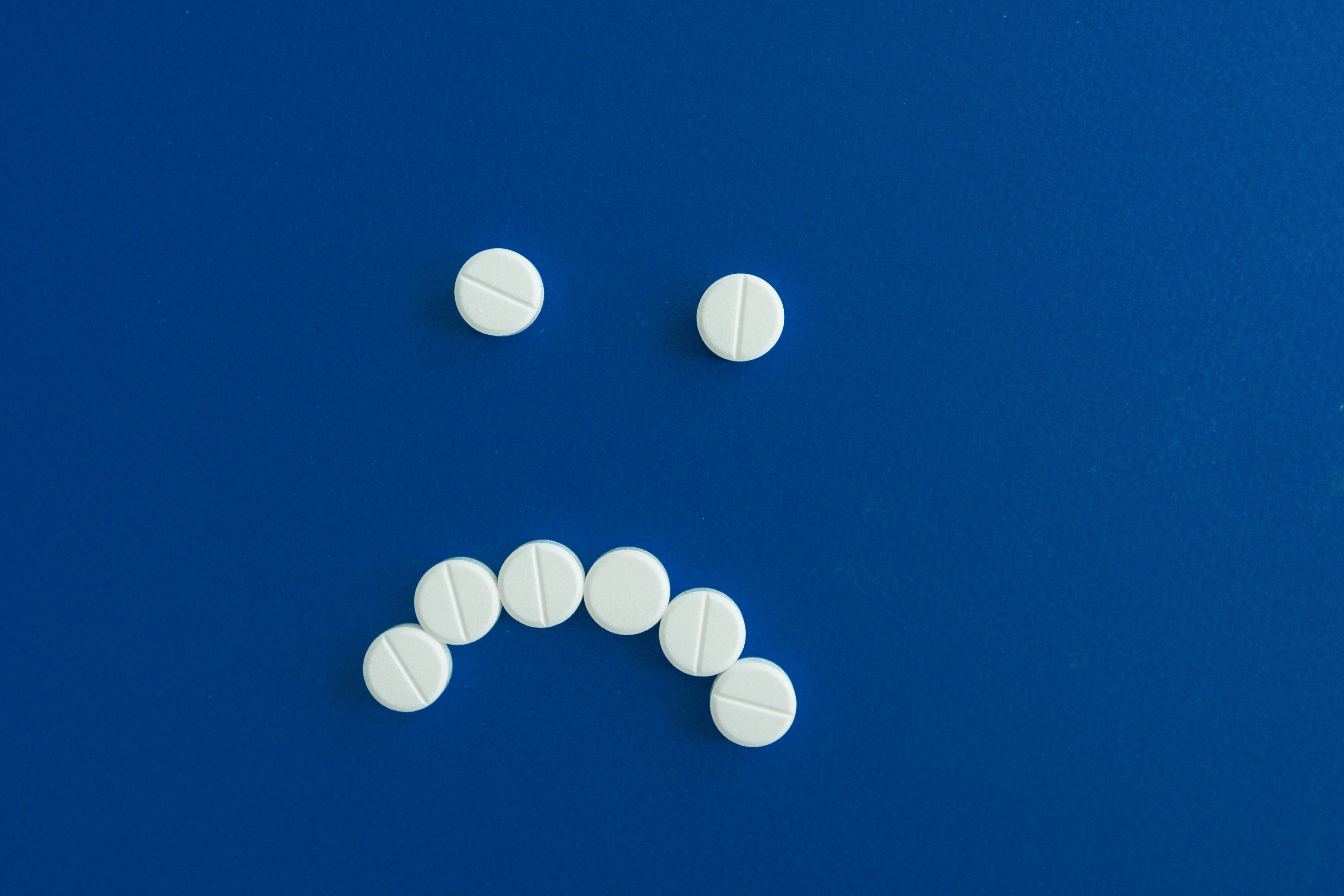 Smiley triste, formé avec des comprimés