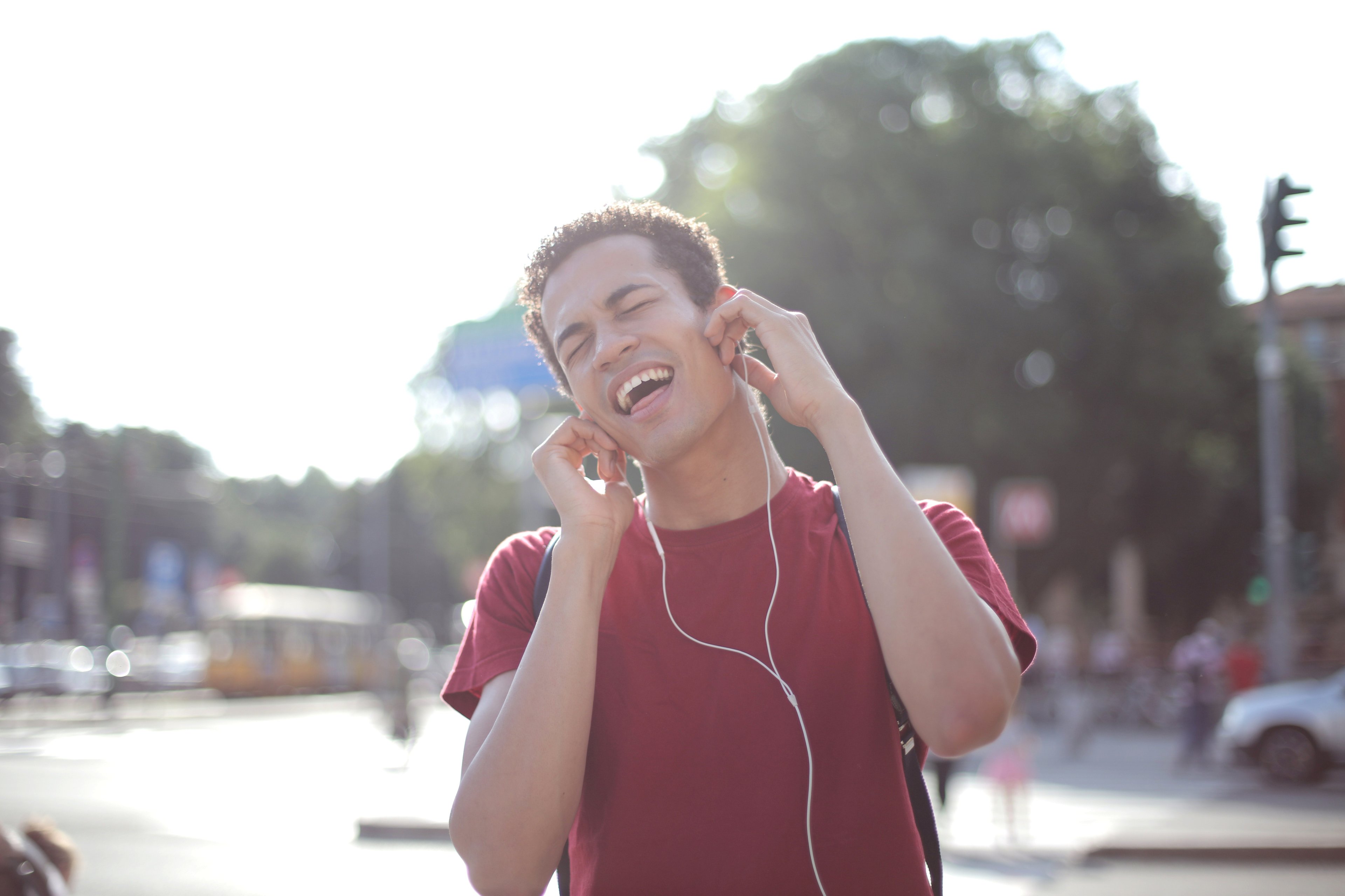 Jeune homme en train de chanter