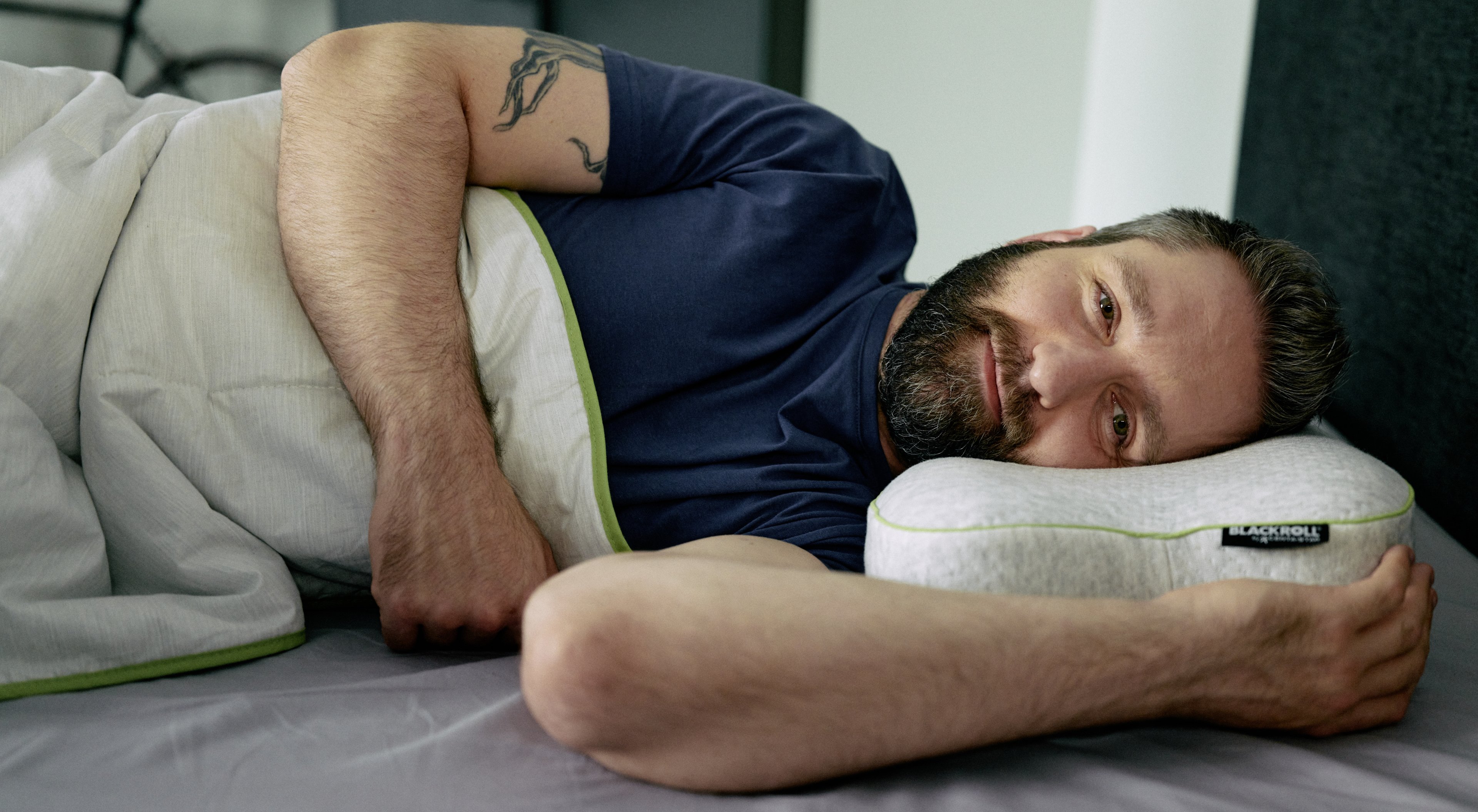 https://storage.googleapis.com/oneworld-prod/assets/Recovery-Pillow_Nackenschmerzen.jpg?v=1712656307%2C0.7866%2C0.5912