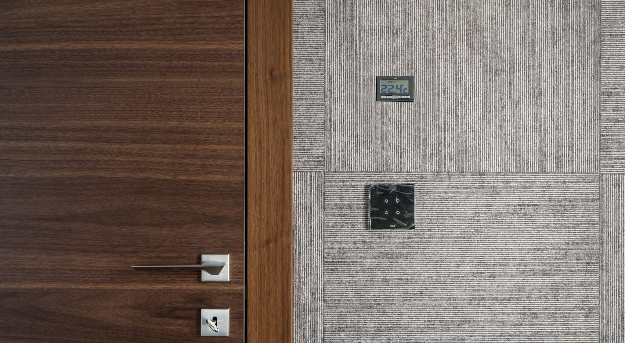 https://storage.googleapis.com/oneworld-prod/assets/Luftfeuchtigkeit-im-schlafzimmer-richtige-temperatur.jpeg?v=1683890135%2C0.6342%2C0.1988