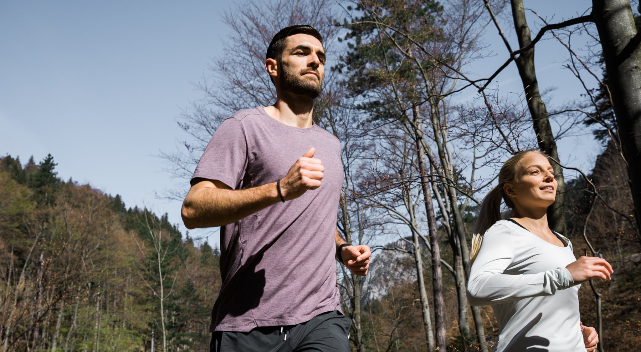 https://storage.googleapis.com/oneworld-prod/assets/atemtechnik-beim-joggen-im-winter.jpg?v=1615910135%2C0.4861%2C0.1195