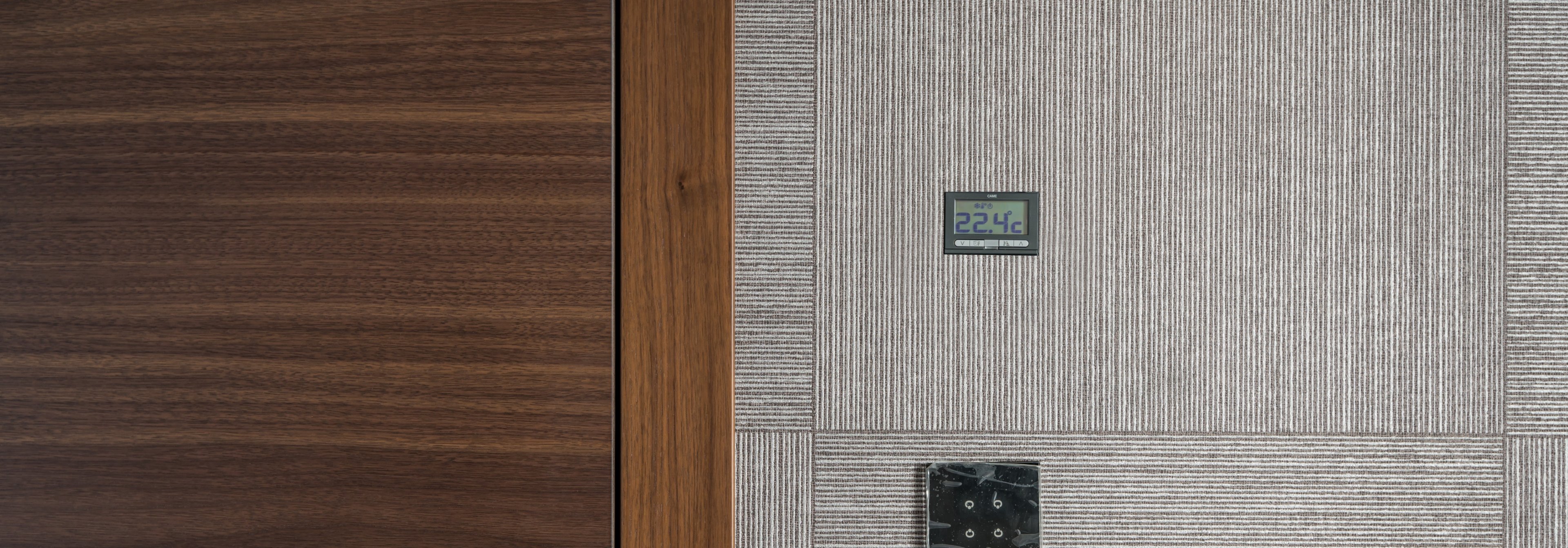 https://storage.googleapis.com/oneworld-prod/assets/Luftfeuchtigkeit-im-schlafzimmer-richtige-temperatur.jpeg?v=1683890135%2C0.6342%2C0.1988