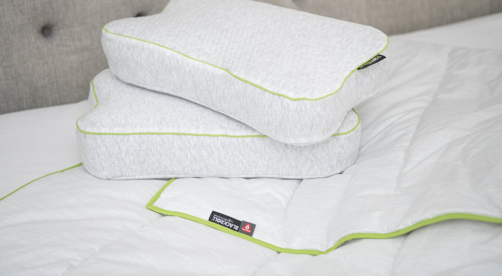 https://storage.googleapis.com/oneworld-prod/assets/Pillow-blanket-blackroll.jpg?v=1655389557%2C0.604%2C0.854
