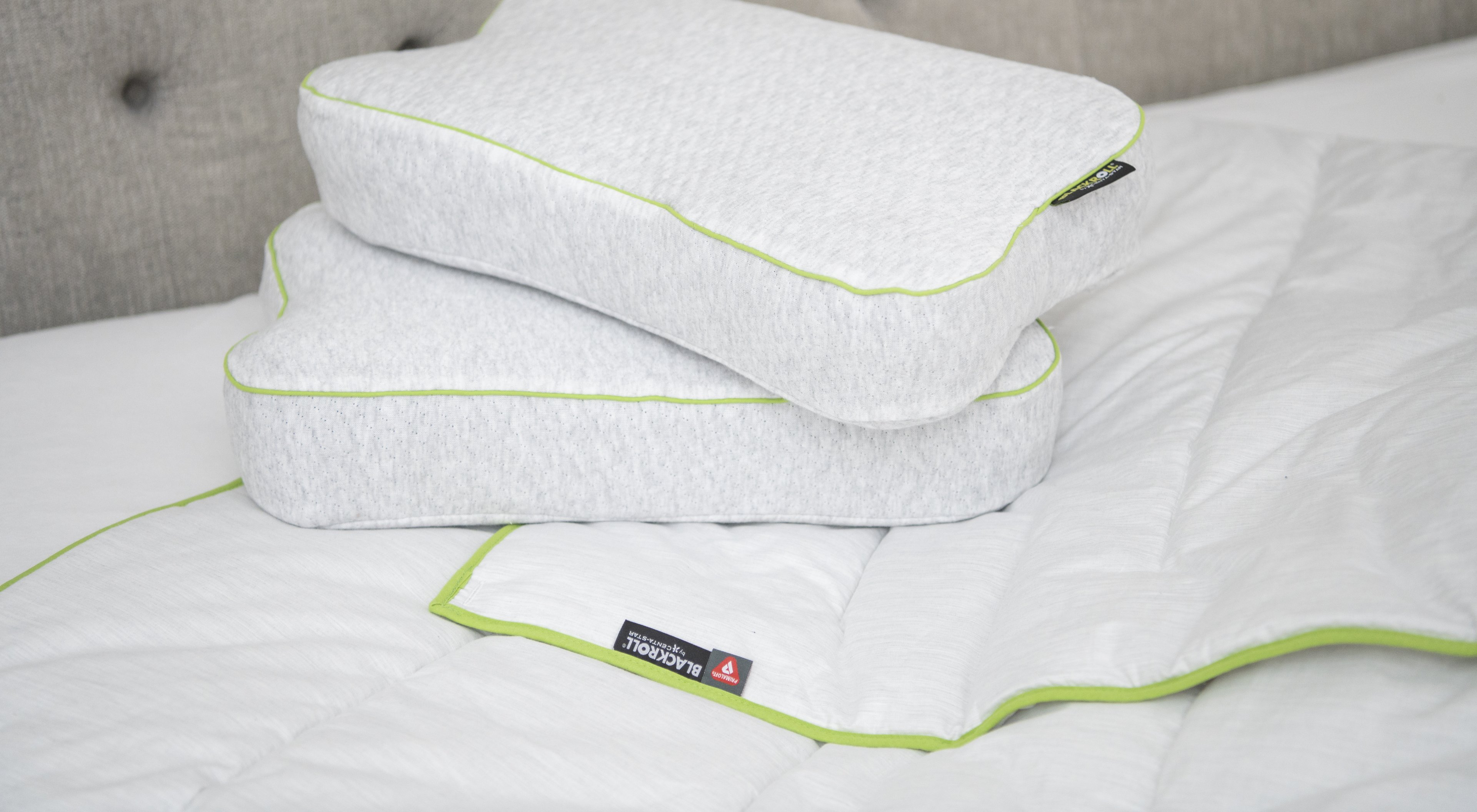 https://storage.googleapis.com/oneworld-prod/assets/Pillow-blanket-blackroll.jpg?v=1655389557%2C0.604%2C0.854