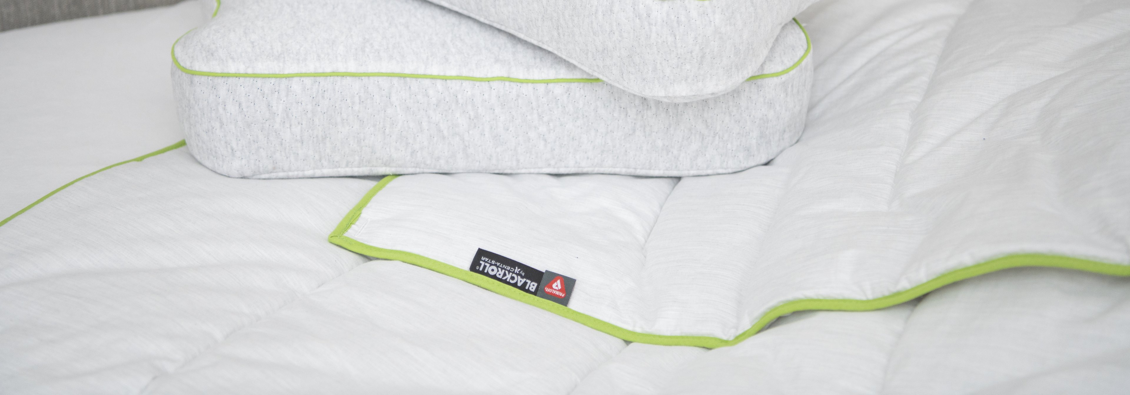 https://storage.googleapis.com/oneworld-prod/assets/Pillow-blanket-blackroll.jpg?v=1655389557%2C0.604%2C0.854