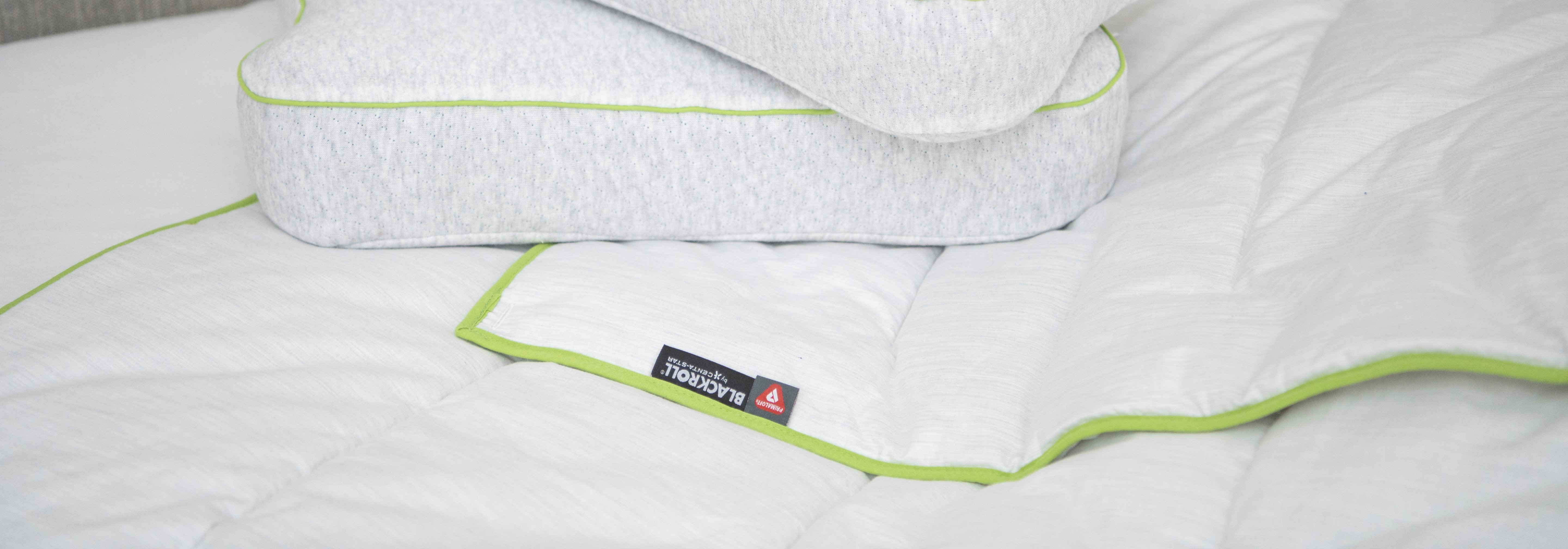 https://storage.googleapis.com/oneworld-prod/assets/Pillow-blanket-blackroll.jpg?v=1655389557%2C0.604%2C0.854