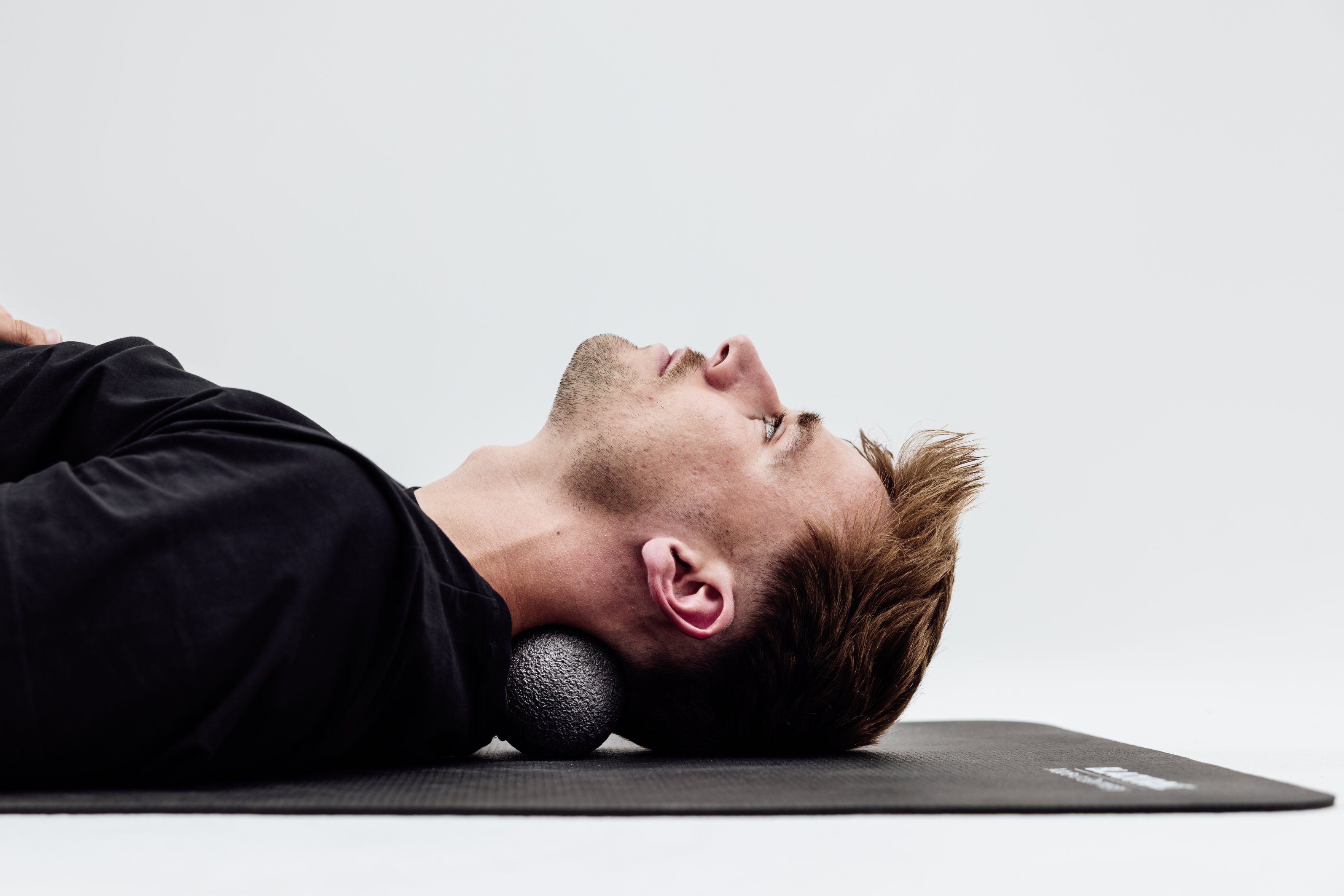 06 BWS HWS 1 Balance 2 Selbstmassage der Nackenmuskulatur mit dem DUOBALL 2 eci RGB highres