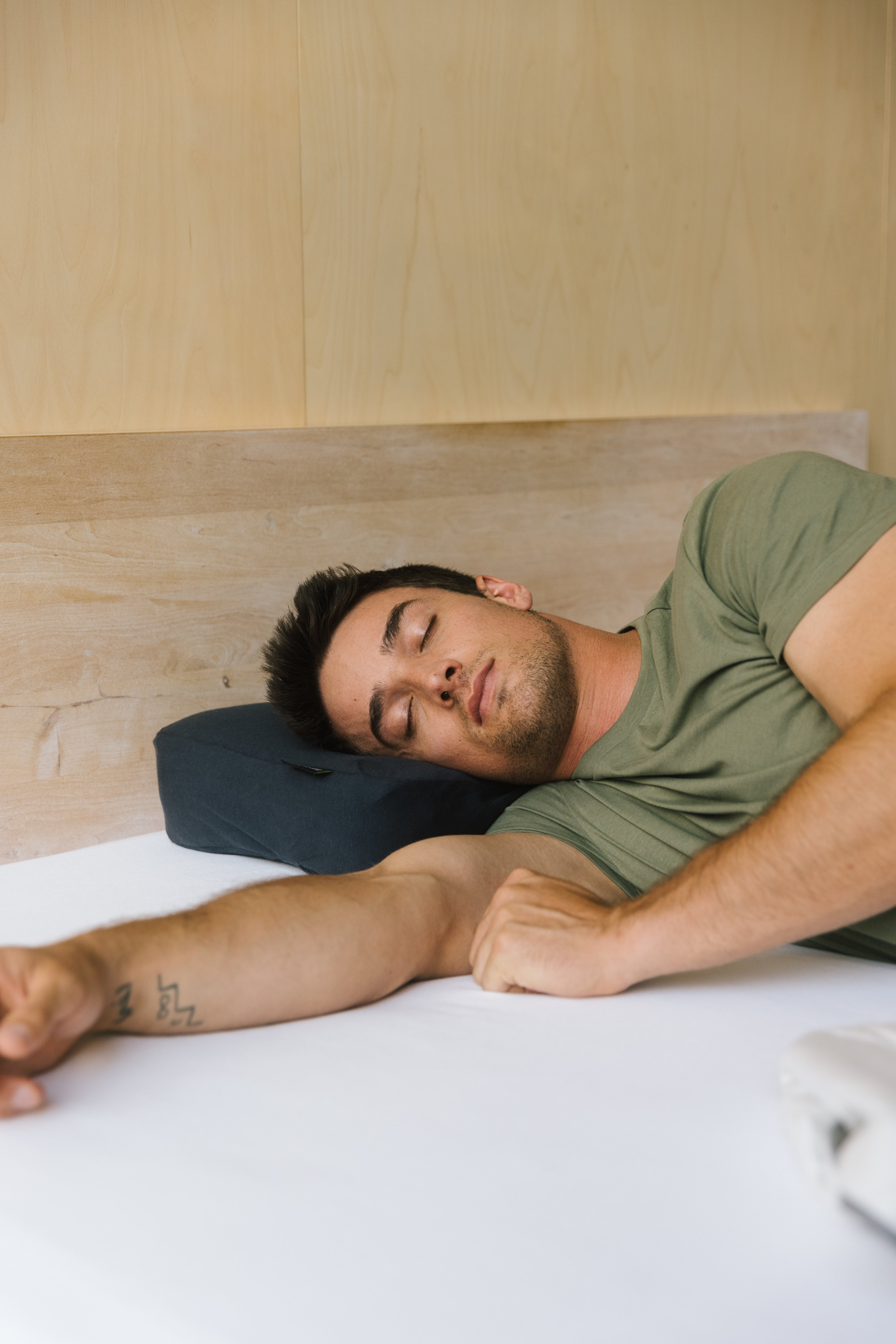Schlafender Mann auf schwarzem Recovery Pillow