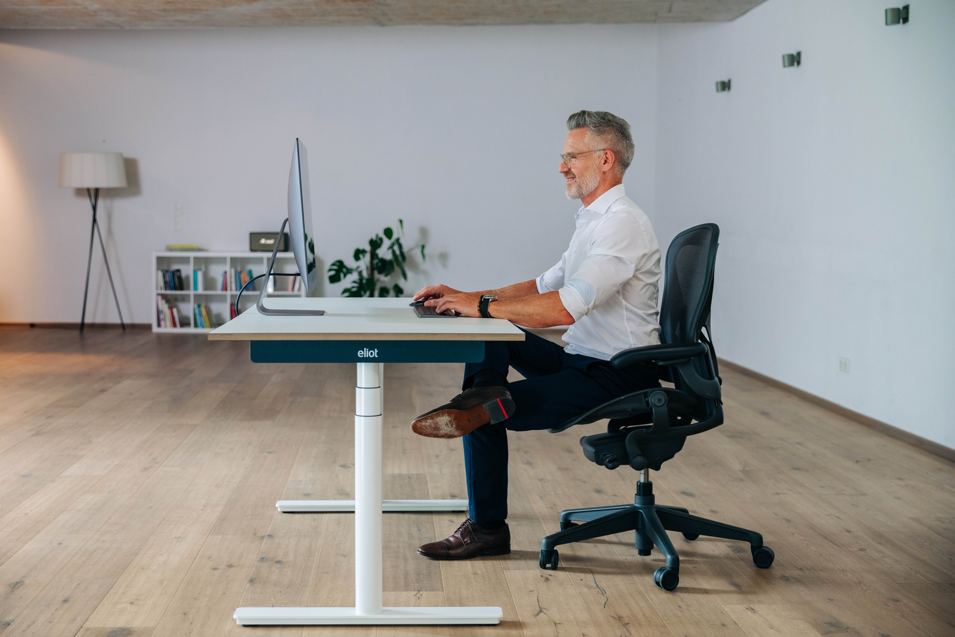 Dynamisches Sitzen Beinauflegen