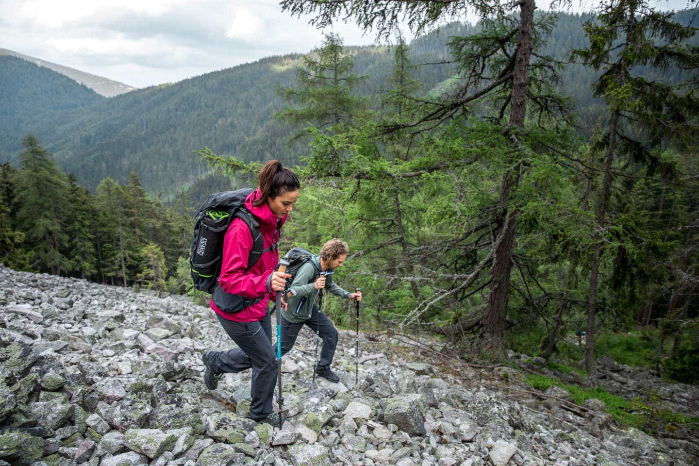 Mann und Frau beim Wandern im Gebirge