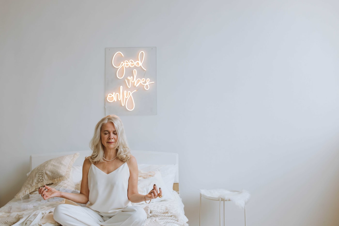 Frau macht Yoga im Bett