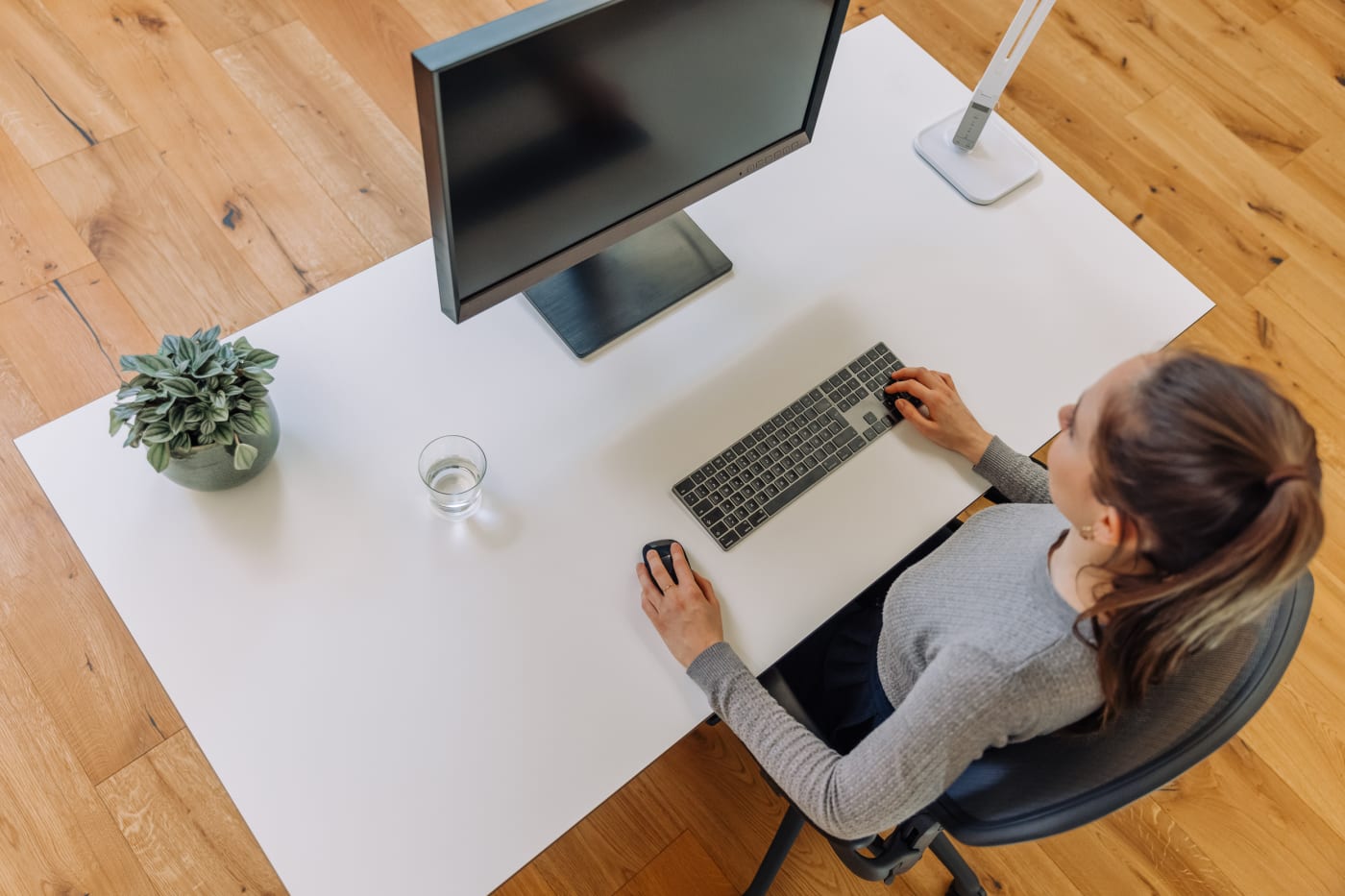 Einrichtung der Tastatur und Computermaus für Ergonomie am Bildschirmarbeitsplatz