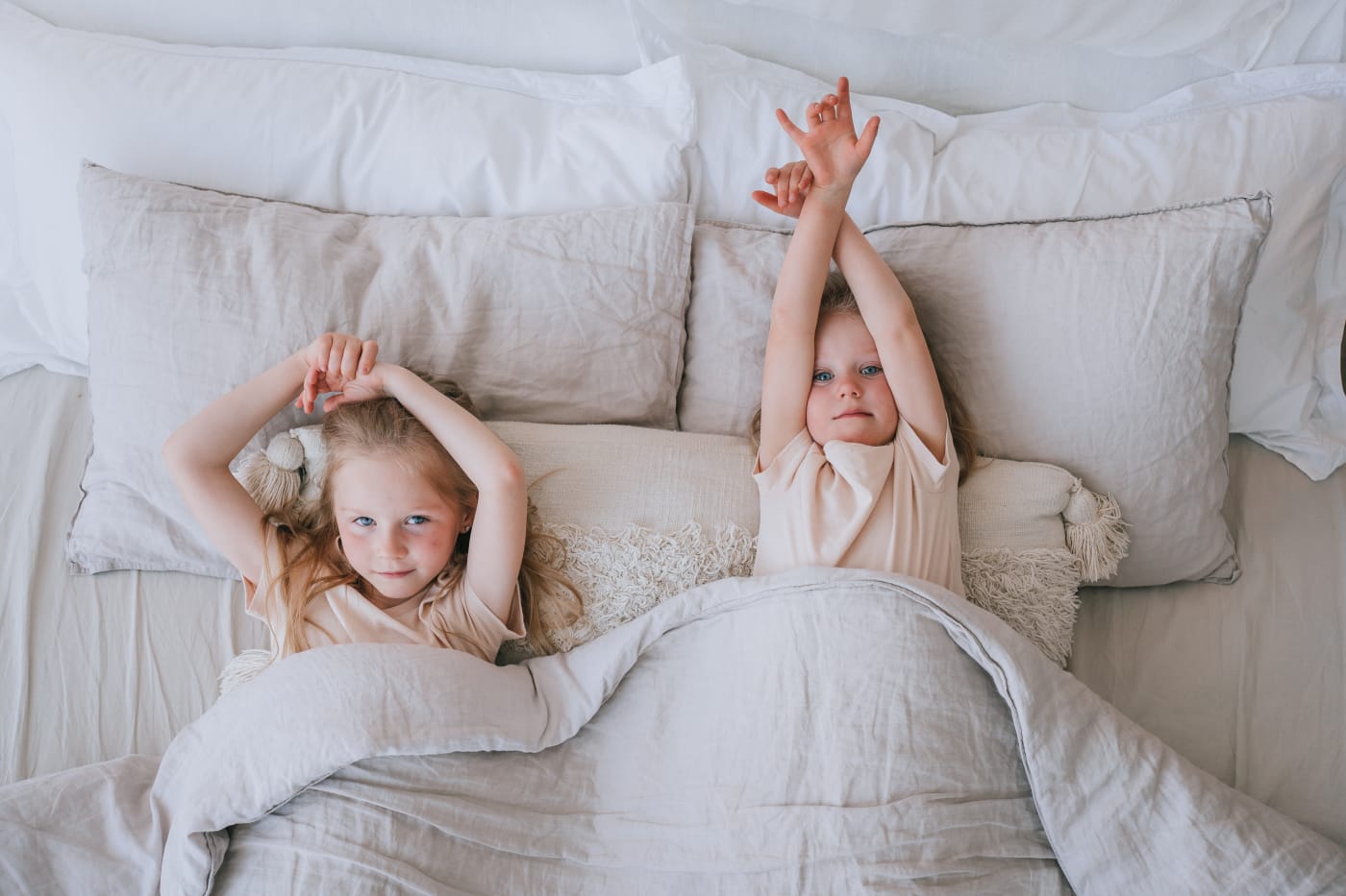 Zwei Kinde im Bett
