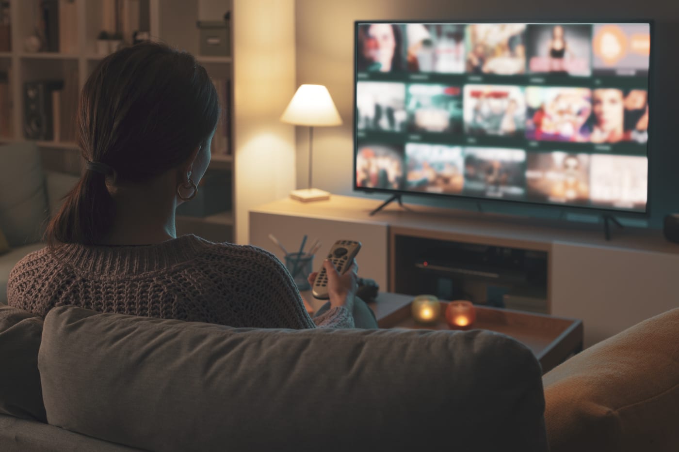 Person vor dem TV