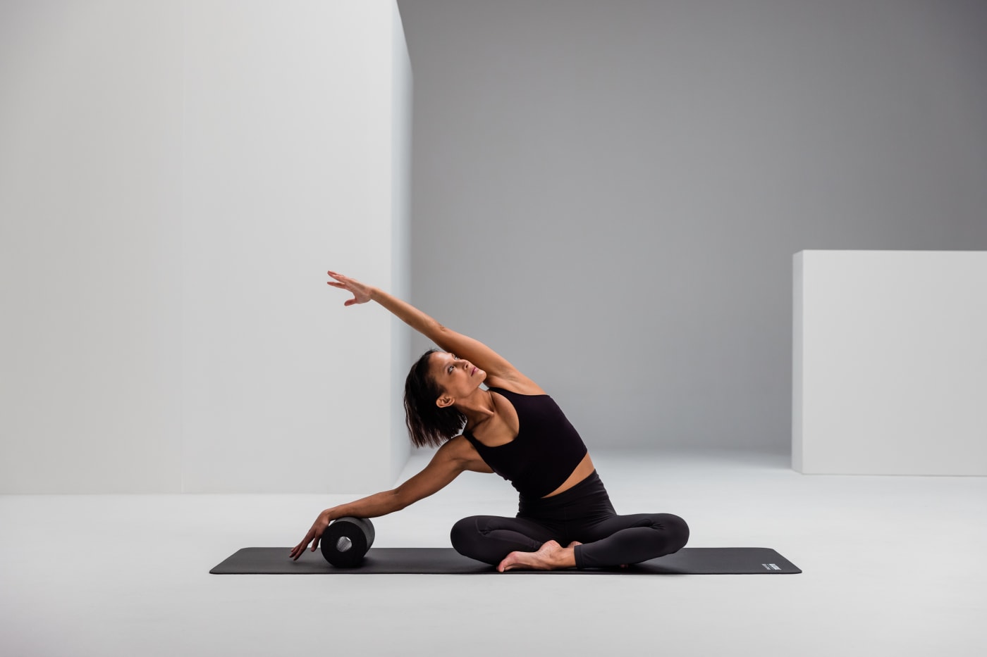 Sitzende Seitbeuge (Parsva Sukhasana)