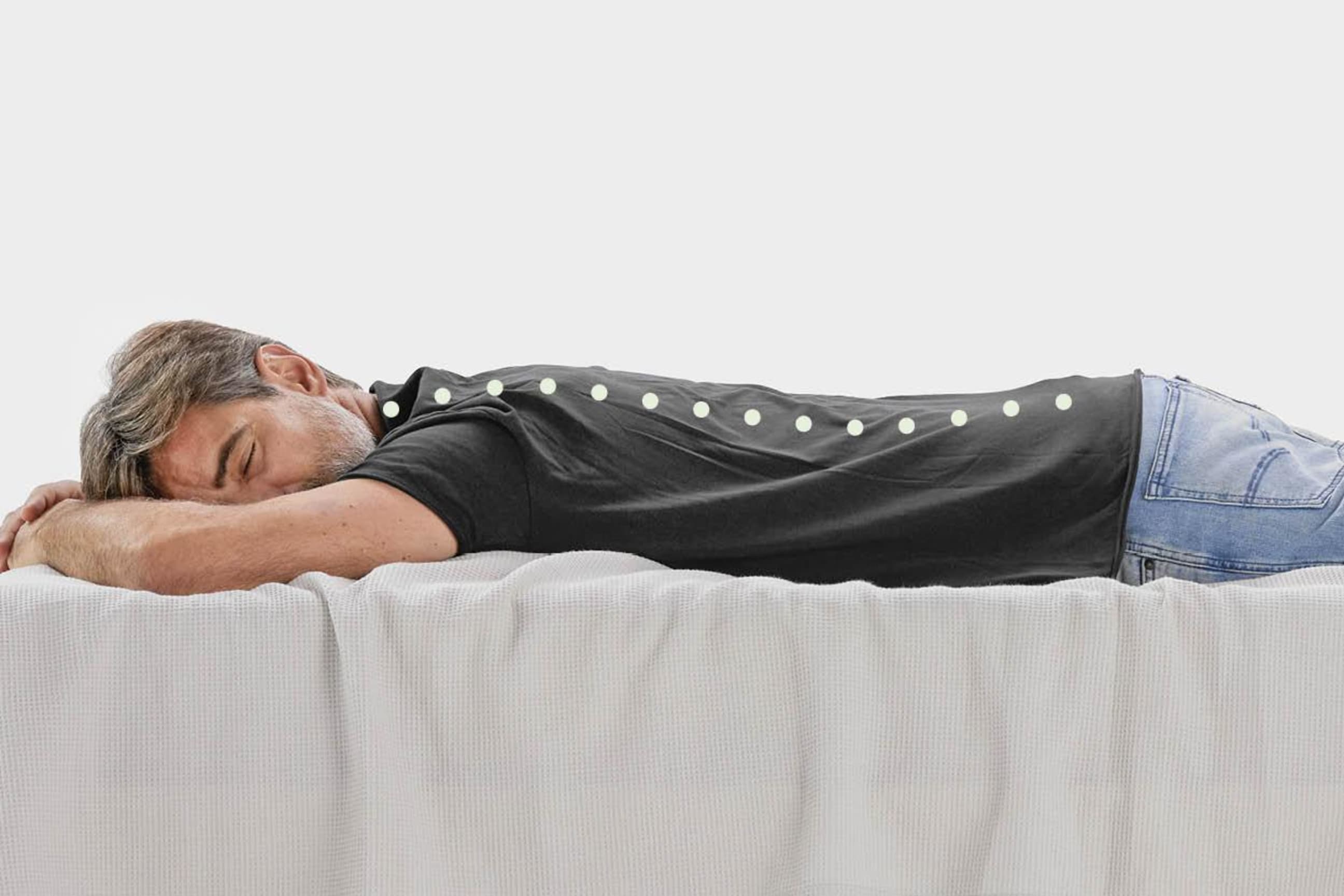 Un homme est allongé sur le lit en position ventrale