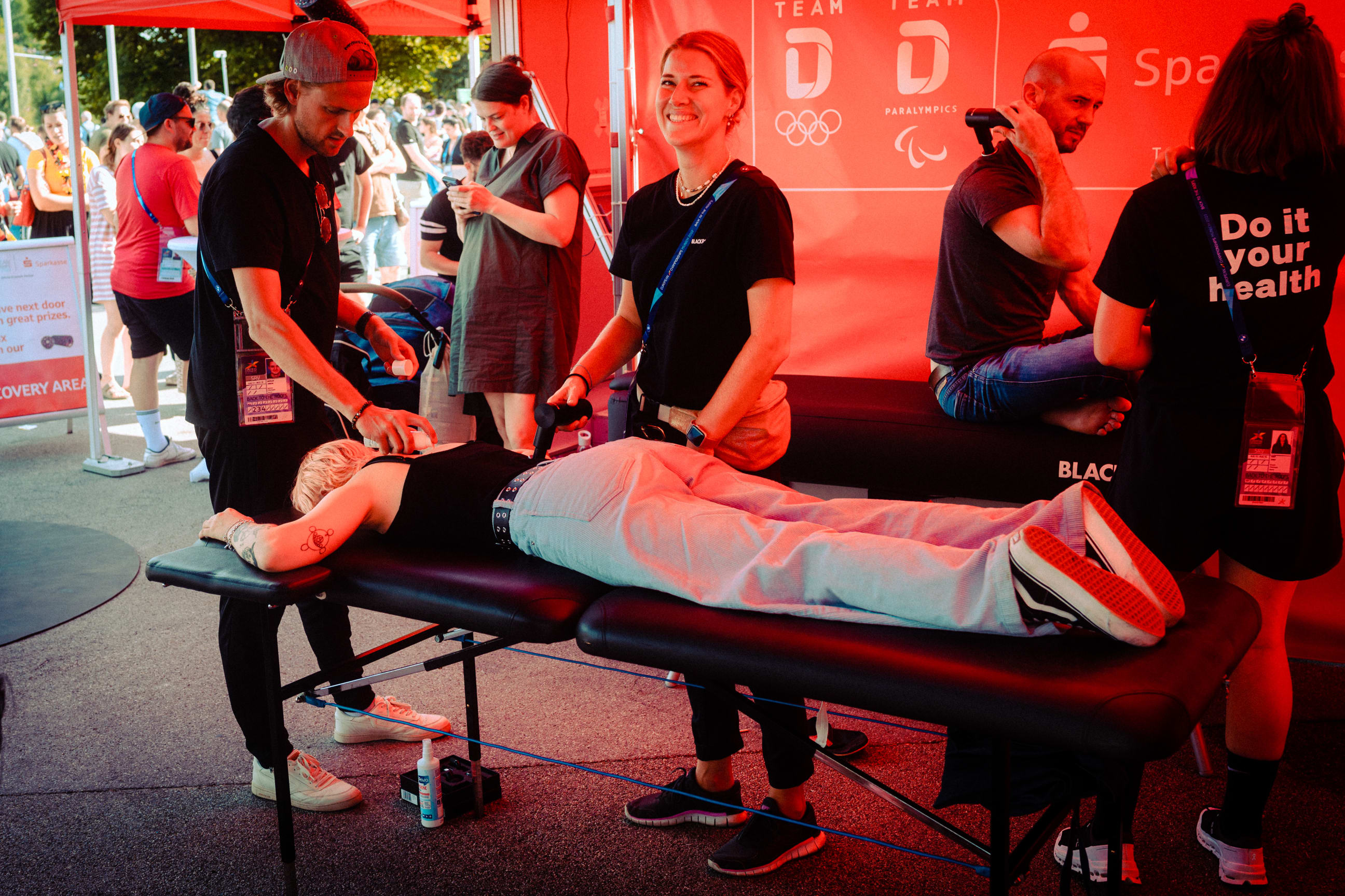 Massage mit der FASCIA GUN in der Sparkassen Recovery Area by BLACKROLL