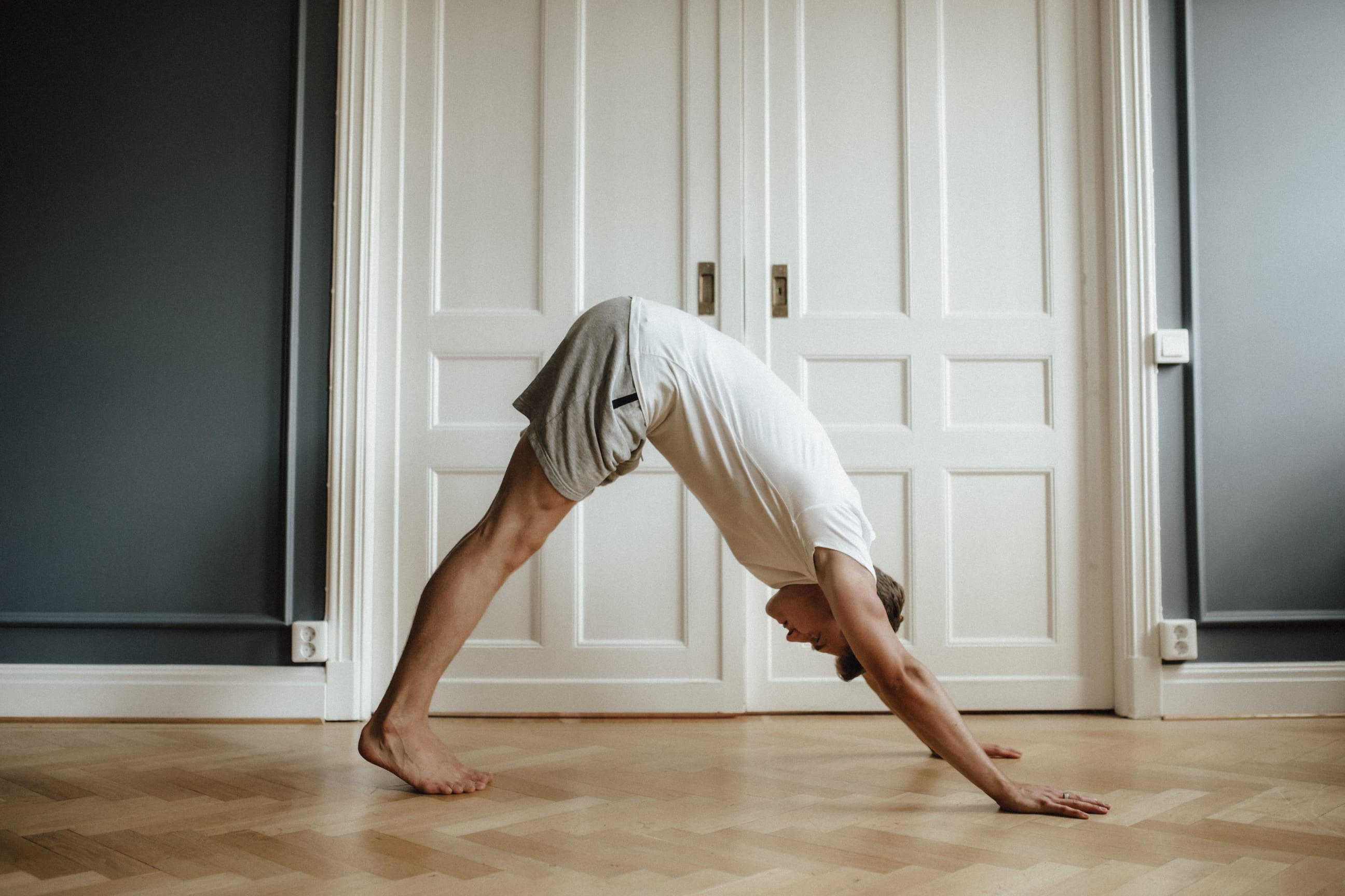 Downward dog: The attention is on the back of your body. Make your upper body wide and long and stretch the back of your legs intensively.