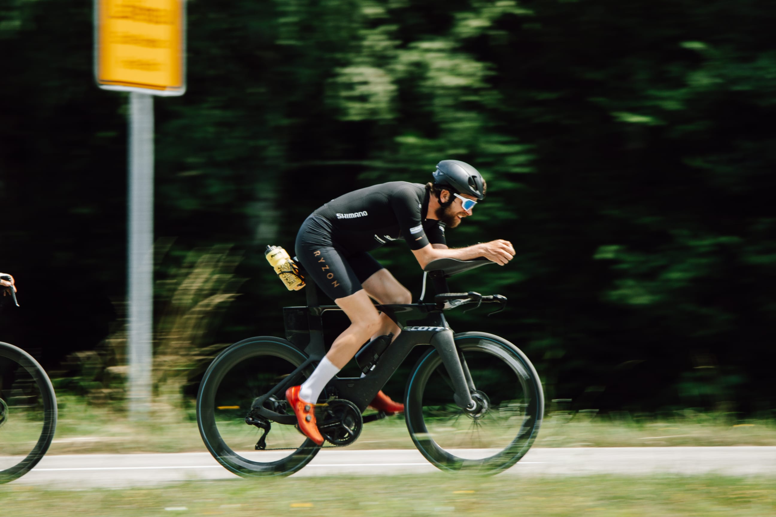 Jonas Deichmann beim Radfahren