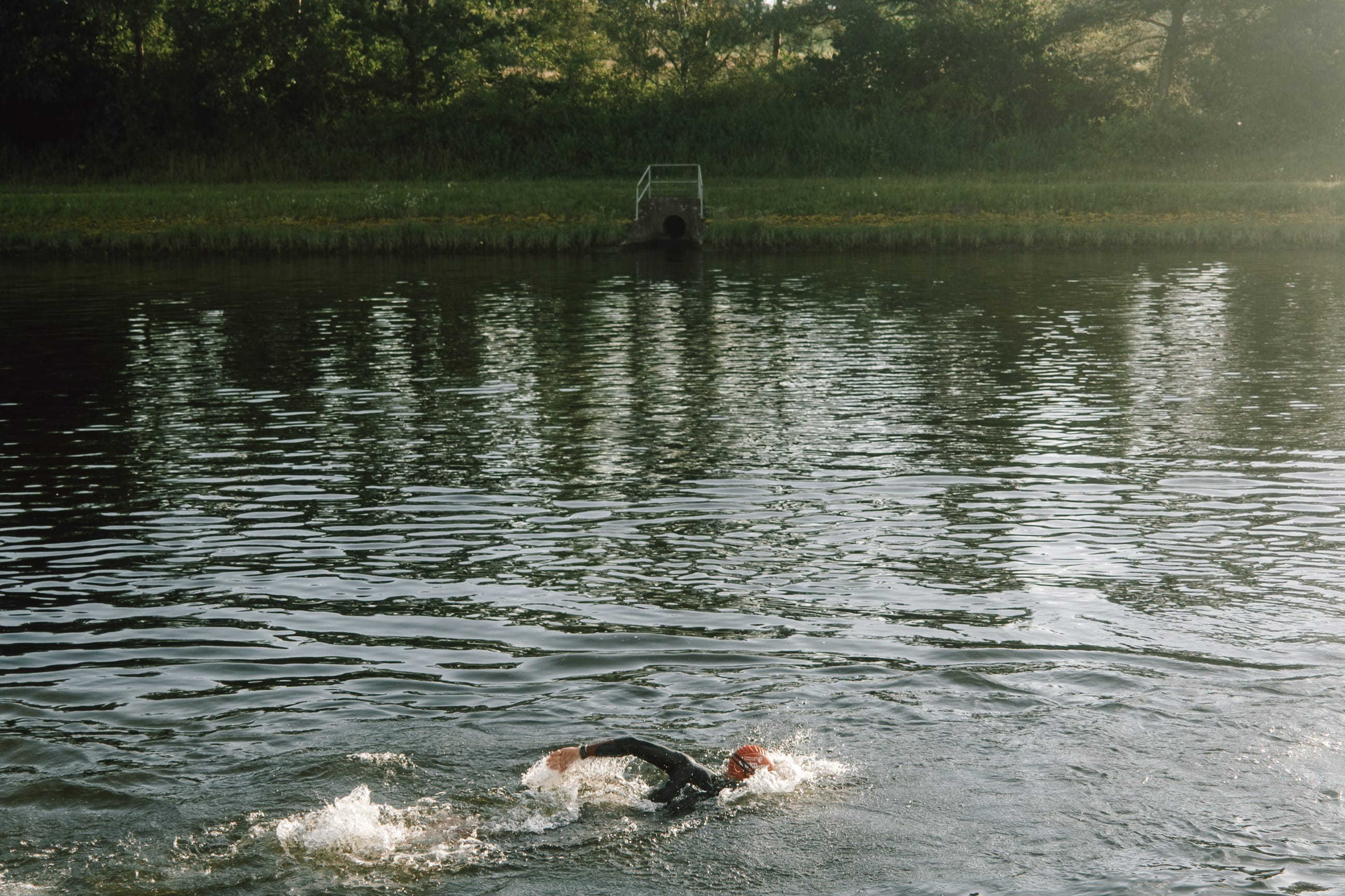 Jonas Deichmann beim Schwimmen