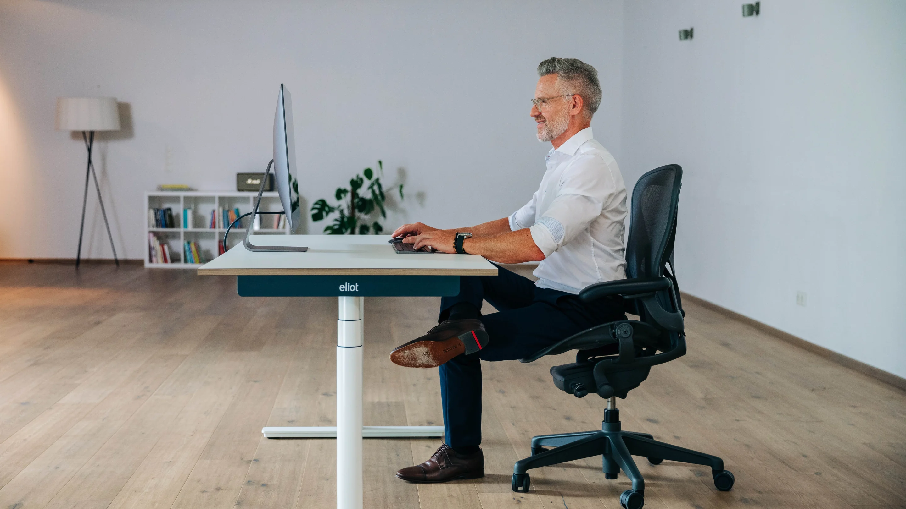 Dynamisches Sitzen Beinauflegen