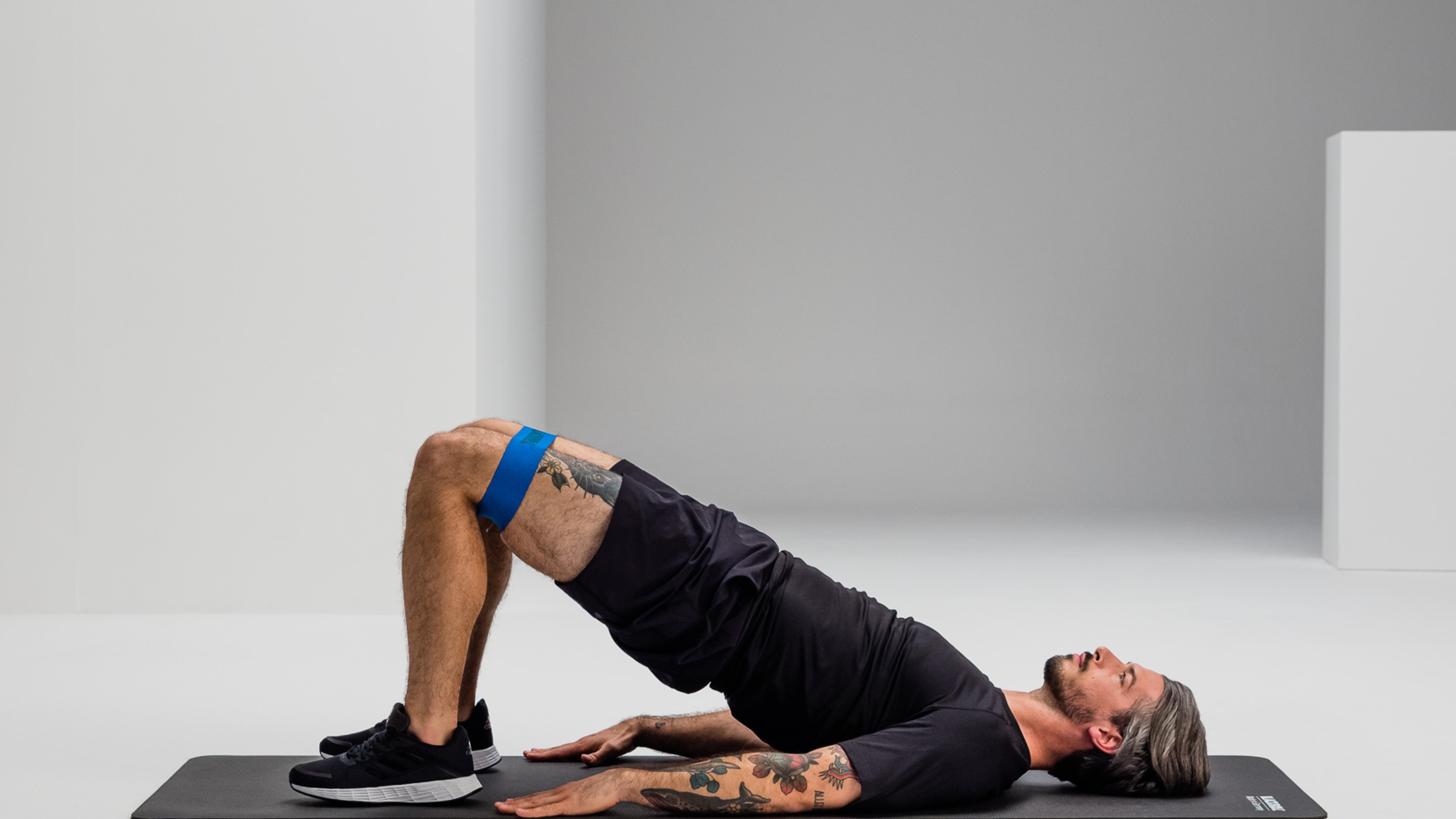 Glute bridge strengthening blackroll loop band web 4 2 Y2 A5300 1