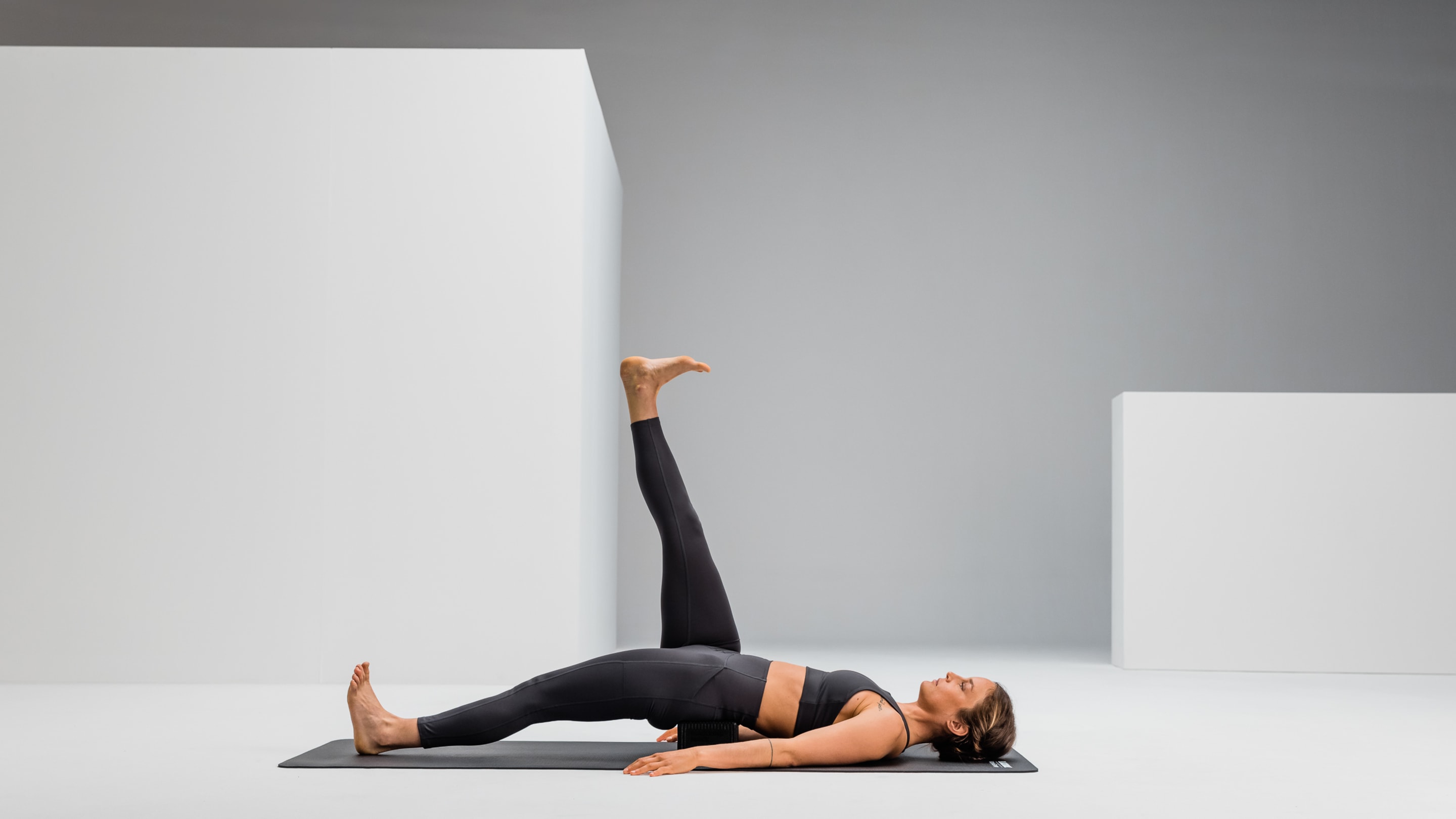 Hip flexor stretch recovery blackroll block web 2 Y2 A1332 2