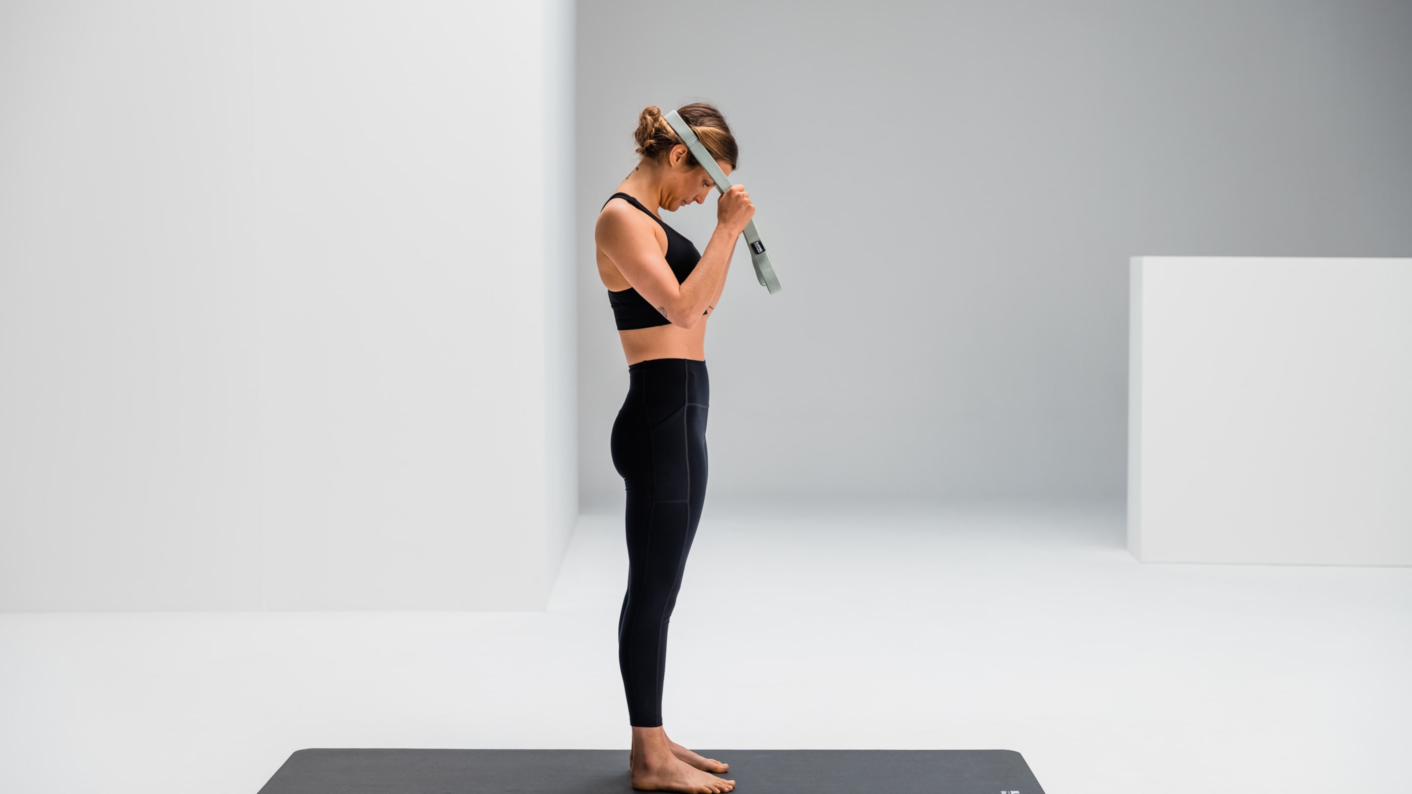 Loaded neck stretch mobility blackroll stretch band web 2 Y2 A2314