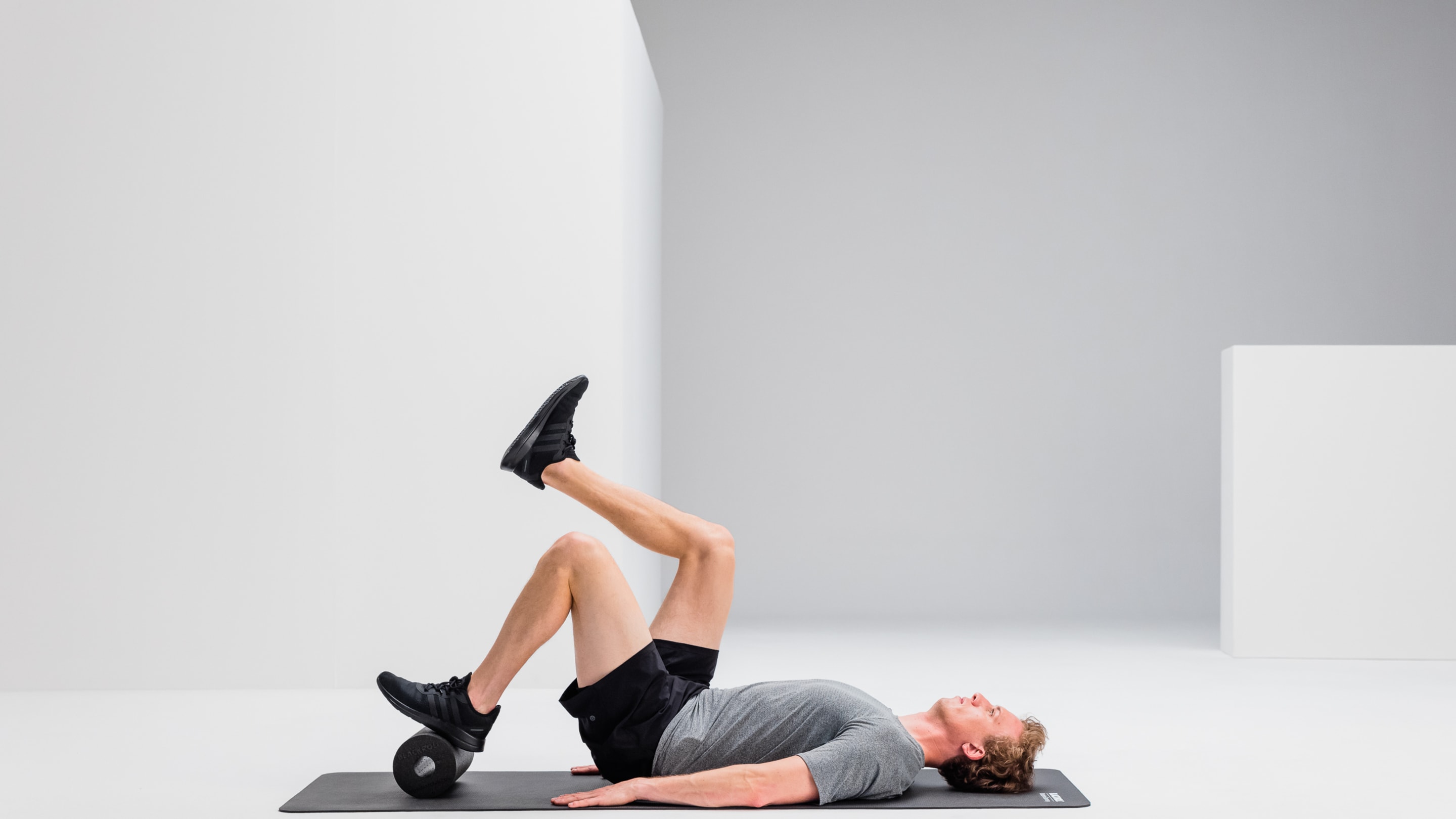 Single leg hip lifts strengthening blackroll standard web 2 Y2 A9648