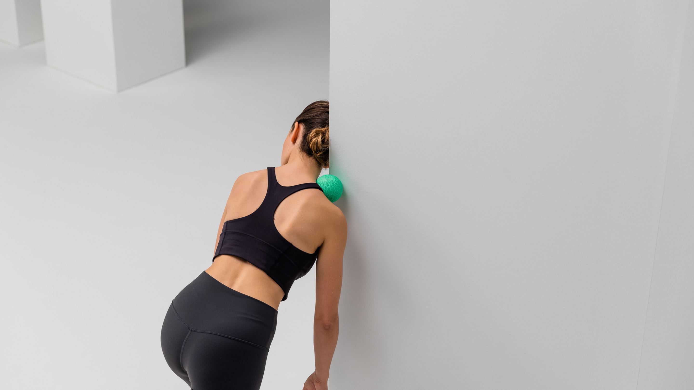 Upper traps massage recovery blackroll ball 08 web 2 2 Y2 A4326 1