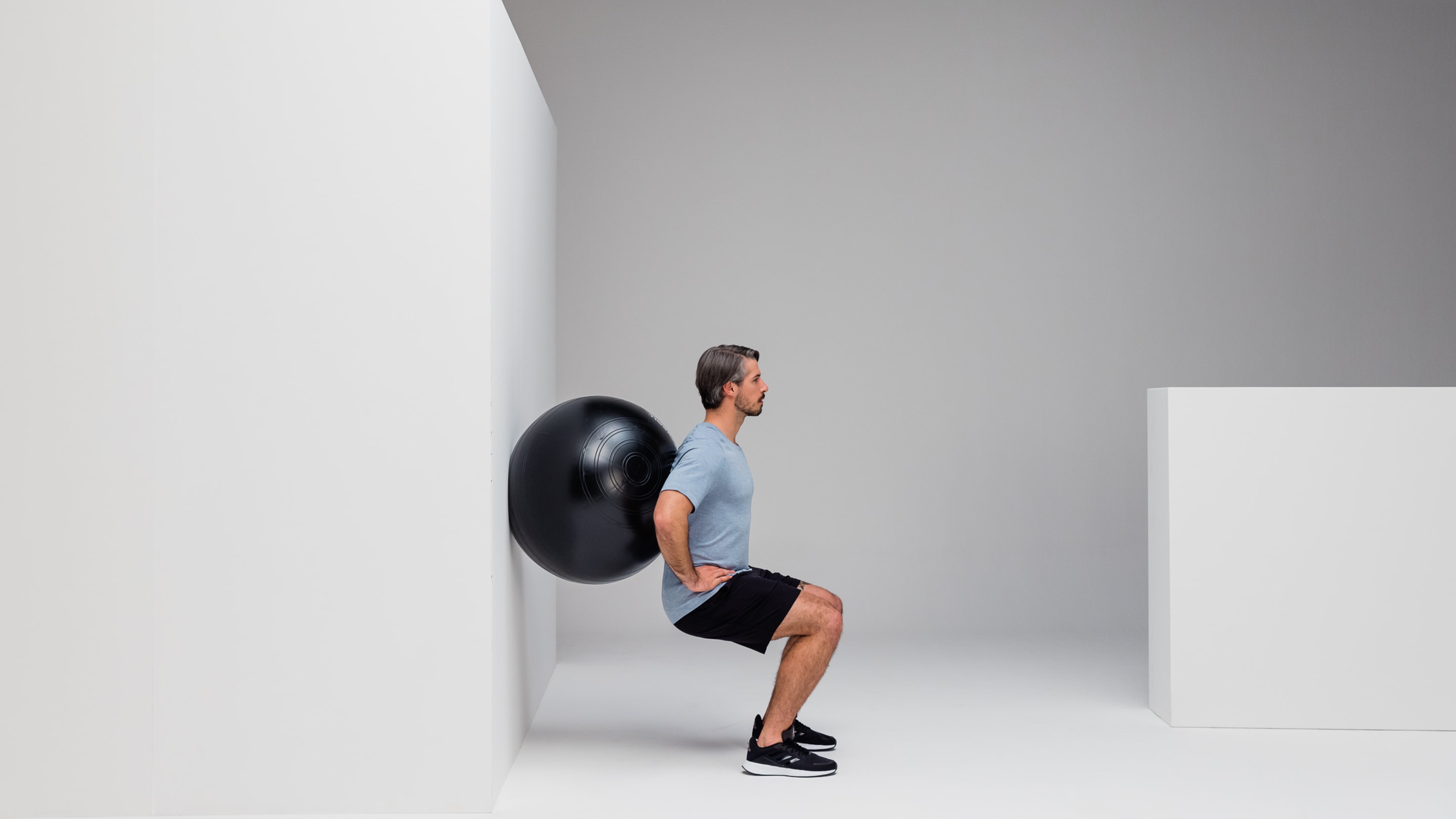 Wall squat strengthening blackroll gymball web 3 2 Y2 A6778