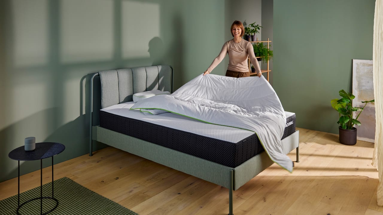 BASE BALANCE long shot model blanket shaking 09