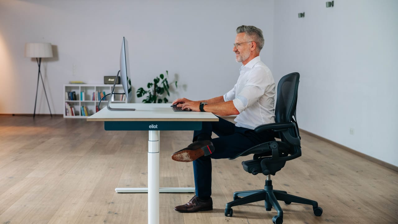 Dynamisches Sitzen Beinauflegen