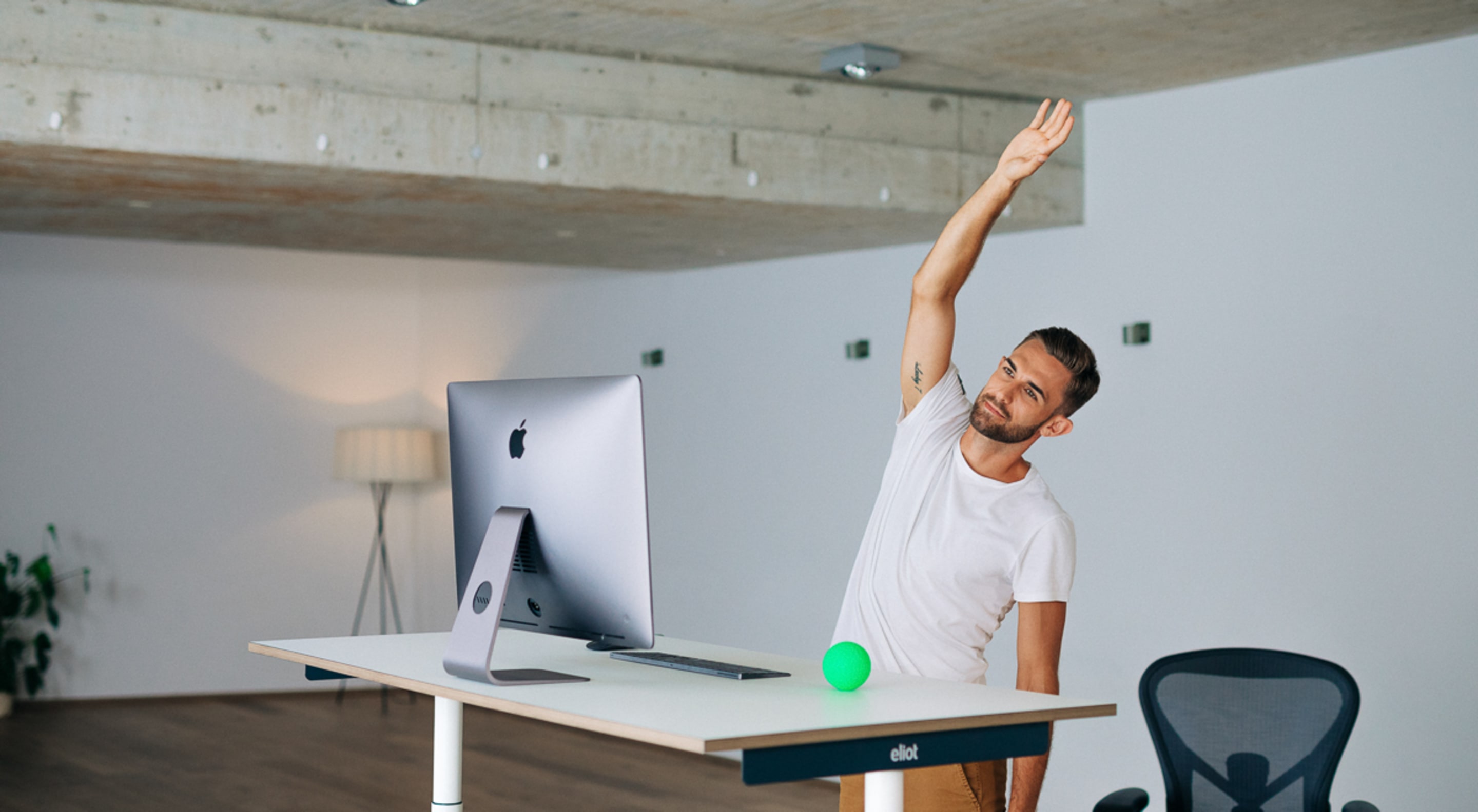 https://storage.googleapis.com/oneworld-prod/assets/Dehnen-im-Office.jpg?v=1694163387