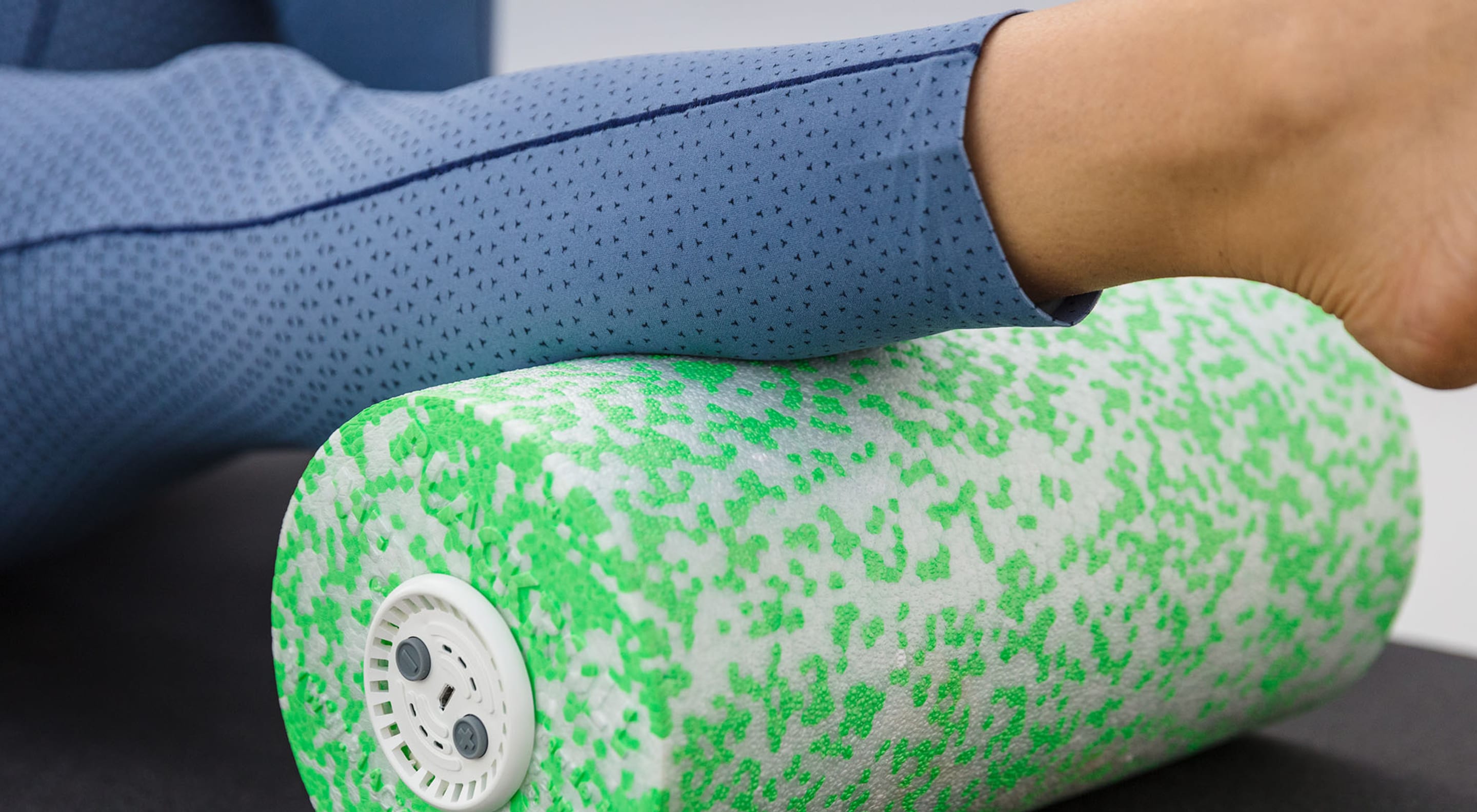 https://storage.googleapis.com/oneworld-prod/assets/Faszientherapie_self-myofascial-release.jpg?v=1612445136