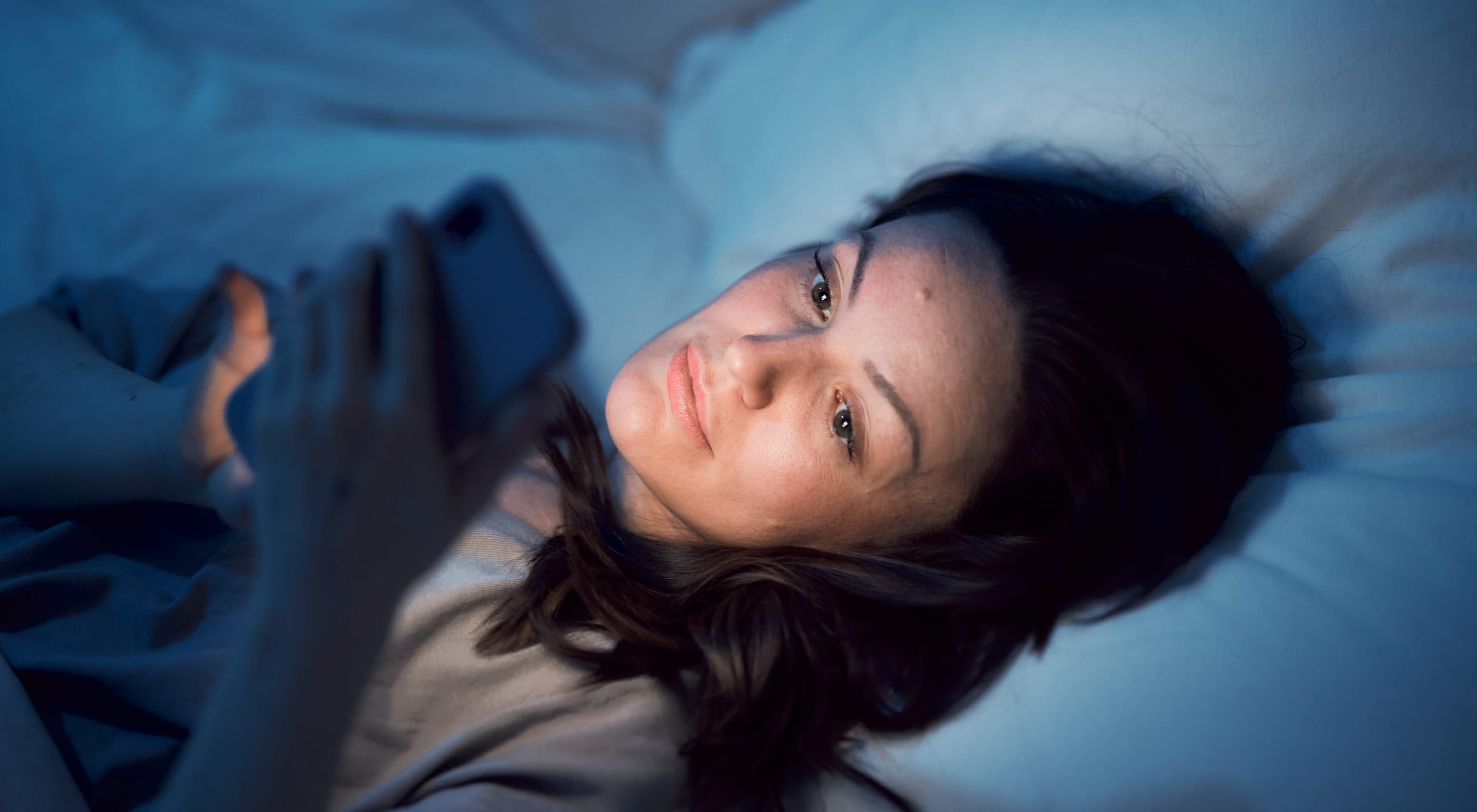 https://storage.googleapis.com/oneworld-prod/assets/Smartphone-raus-aus-dem-schlafzimmer.jpg?v=1665754806