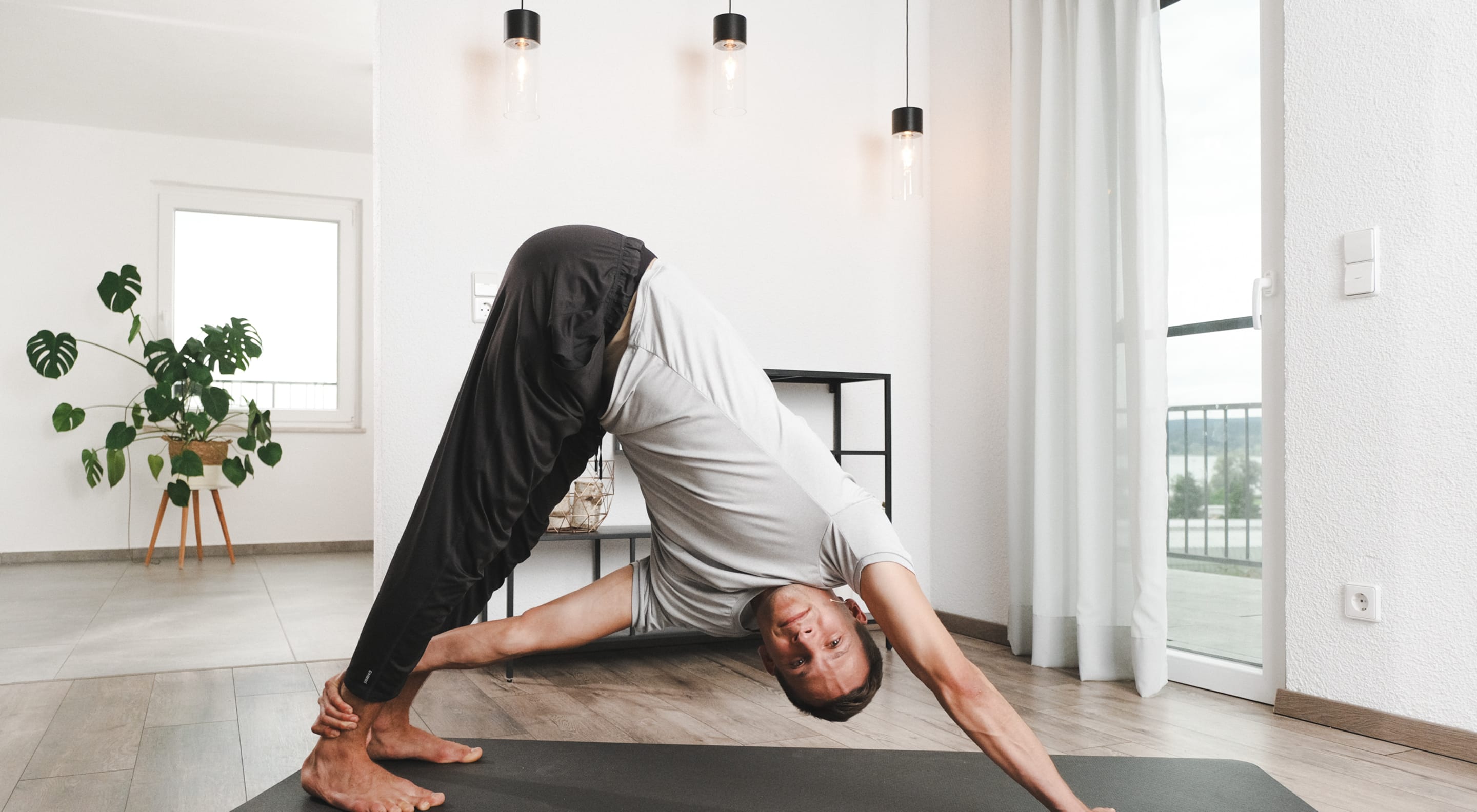 https://storage.googleapis.com/oneworld-prod/assets/Yoga-fur-Laufer-2.jpg?v=1694506838