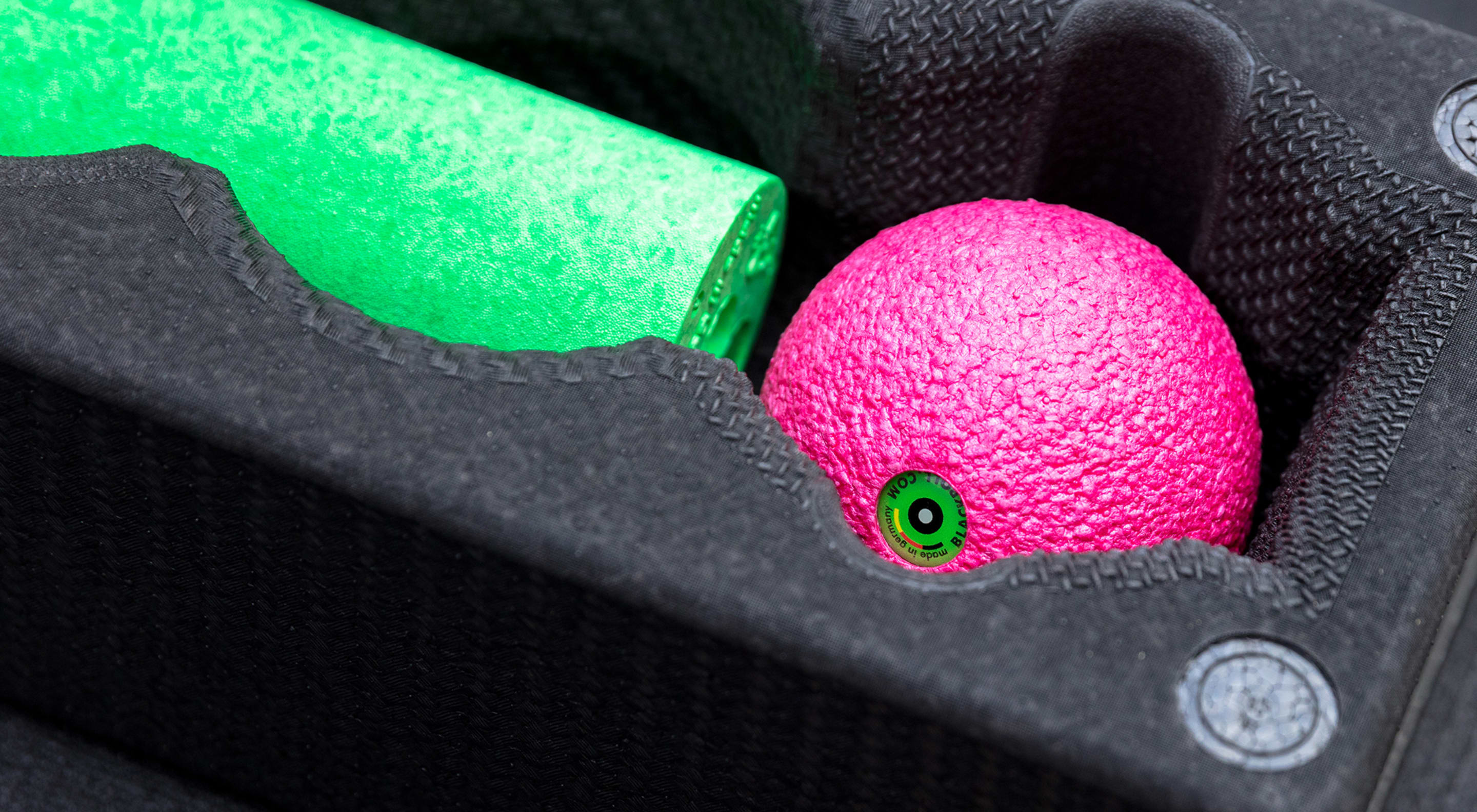 https://storage.googleapis.com/oneworld-prod/assets/effekt-foam-rolling.jpg?v=1618392827