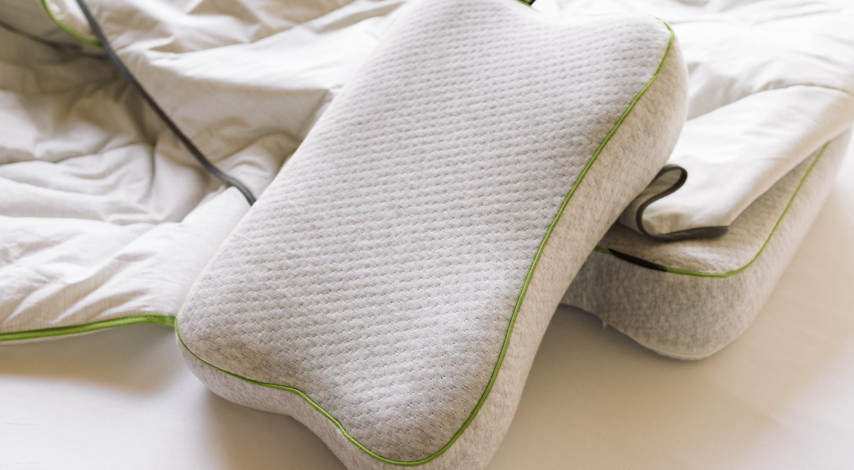 https://storage.googleapis.com/oneworld-prod/assets/ergonomische-kissen-uer-den-nacken-blackroll-recovery-pillow.jpg?v=1680681293