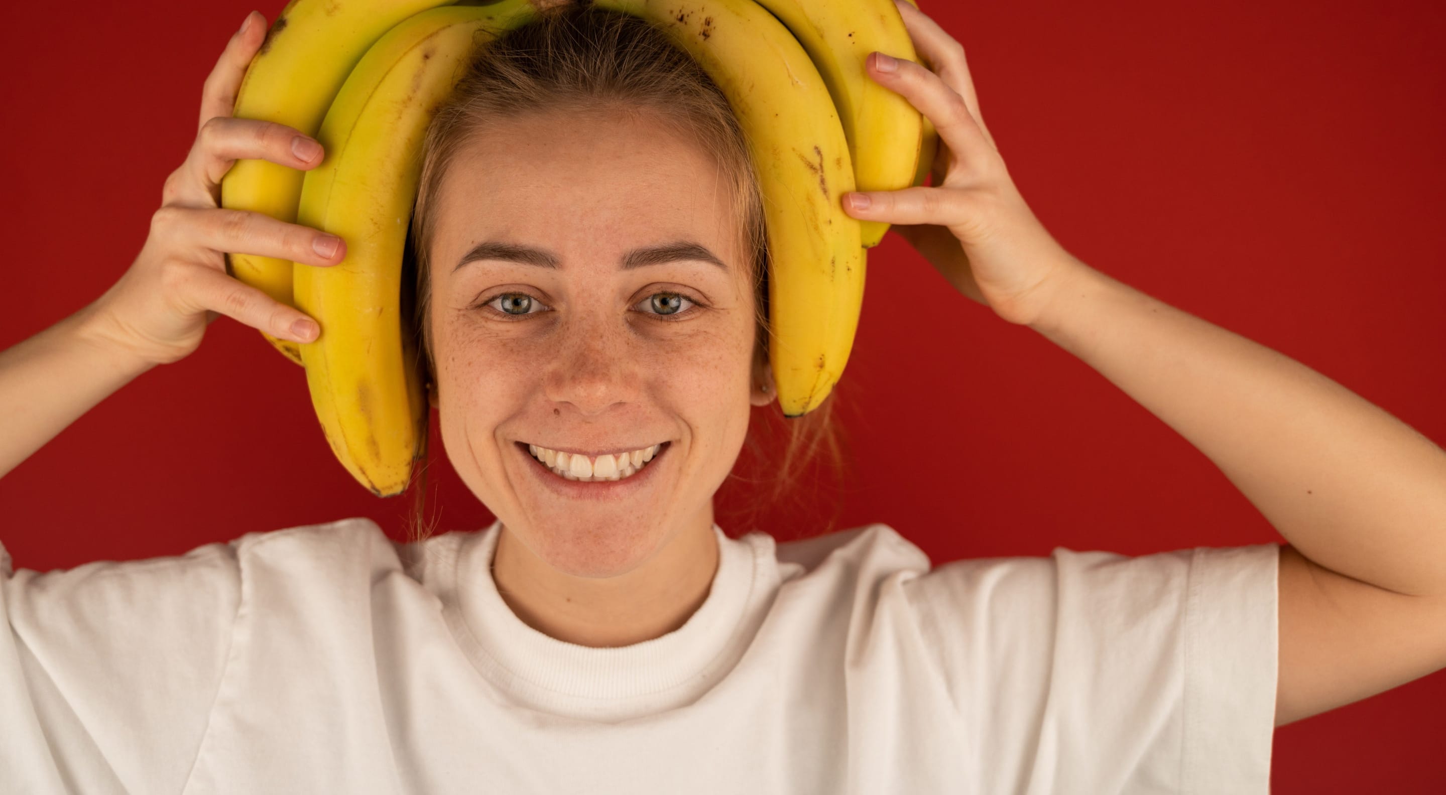 https://storage.googleapis.com/oneworld-prod/assets/gluecklichmacher-serotonin-banane-vor-dem-schlafen-1.jpeg?v=1680167548