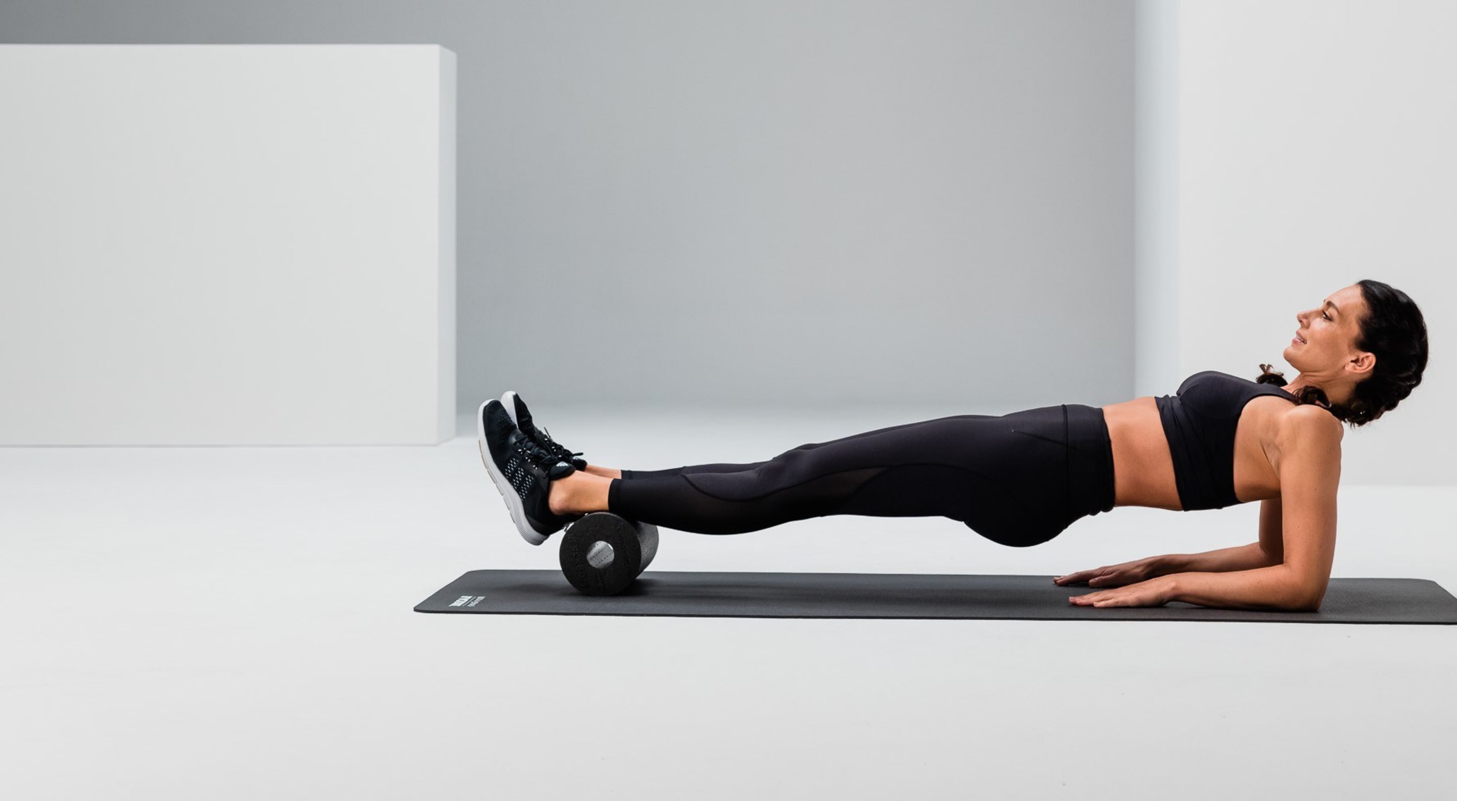 https://storage.googleapis.com/oneworld-prod/assets/reverse-plank_strengthening_blackroll-standard_web_2Y2A0473-3.jpg?v=1706105463