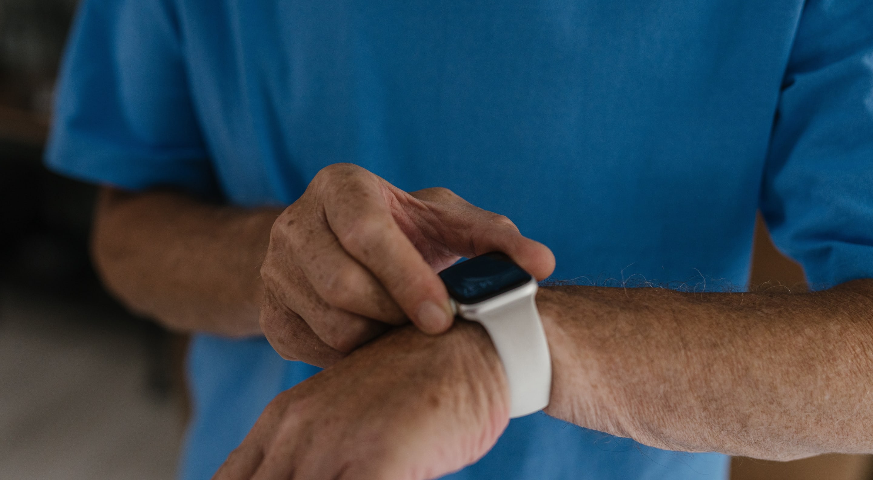 https://storage.googleapis.com/oneworld-prod/assets/smartwatch-1.jpeg?v=1683295723