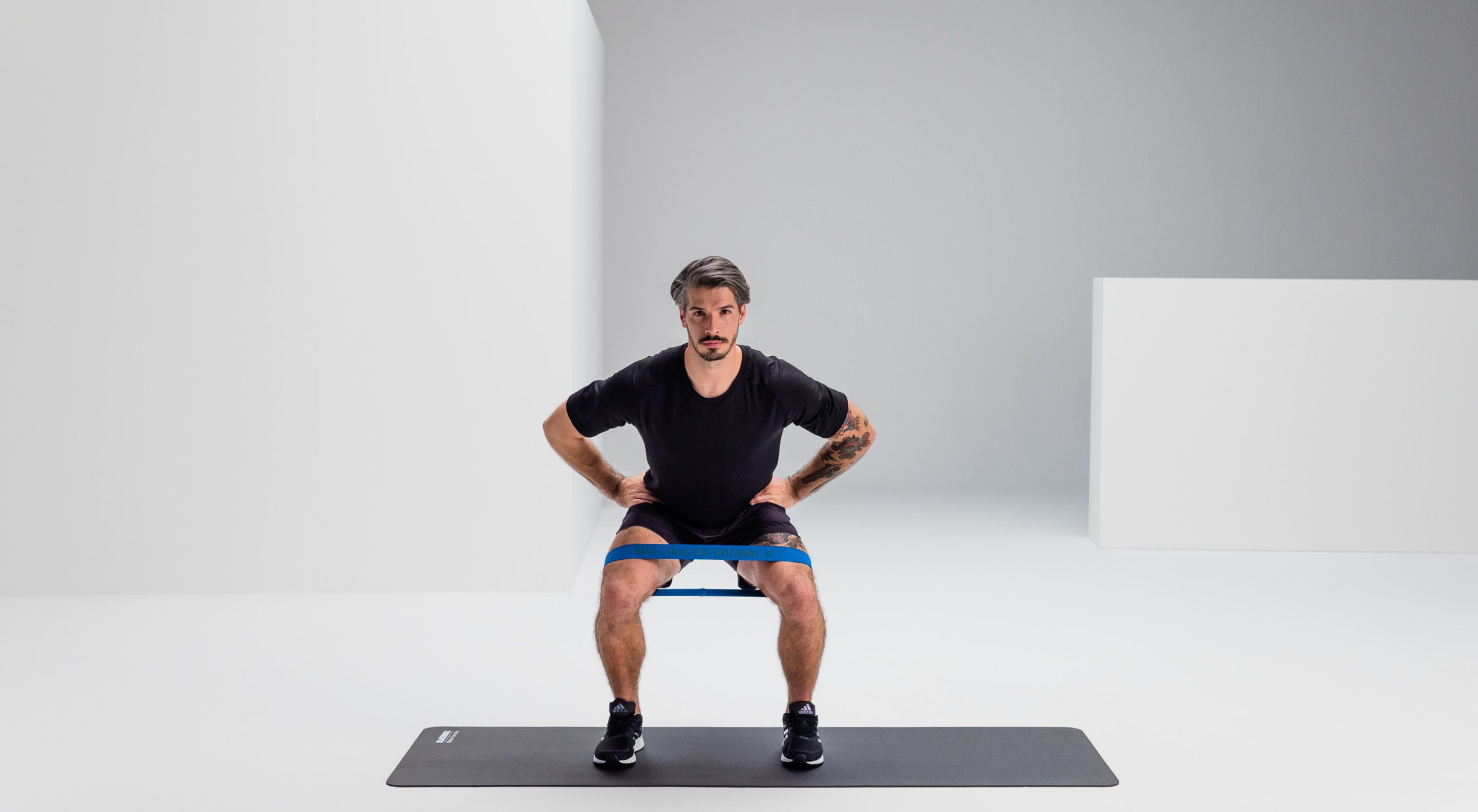 https://storage.googleapis.com/oneworld-prod/assets/squats_strengthening_blackroll-loop-band_web_2_2Y2A5578-1.jpg?v=1697456180