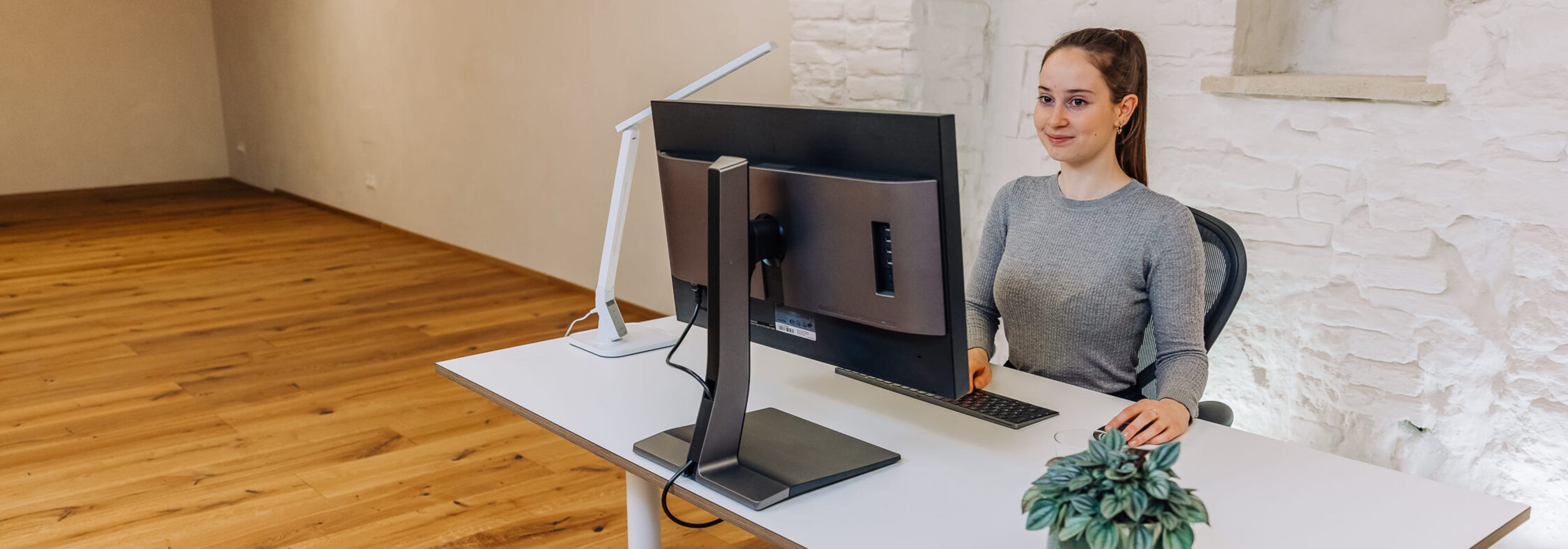 https://storage.googleapis.com/oneworld-prod/assets/WORKPLACE-EYESSCREENHIGHT-1114_2021-07-14-140007_basg.jpg?v=1626271207