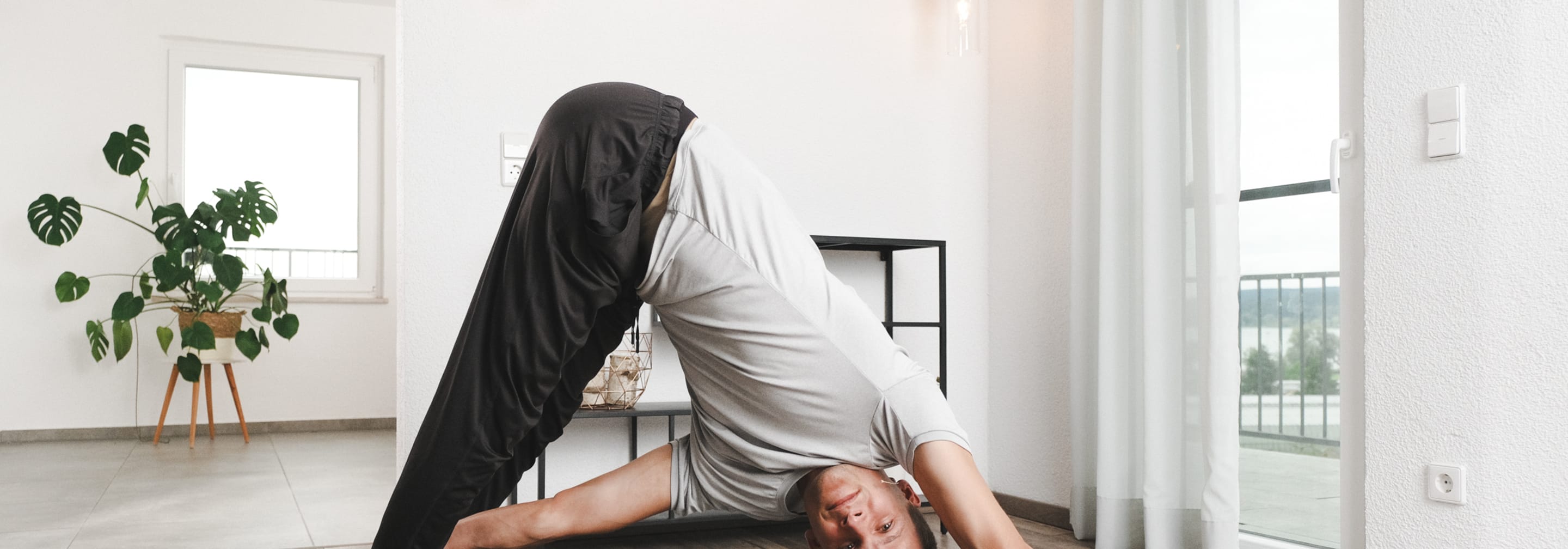 https://storage.googleapis.com/oneworld-prod/assets/Yoga-fur-Laufer-2.jpg?v=1694506838