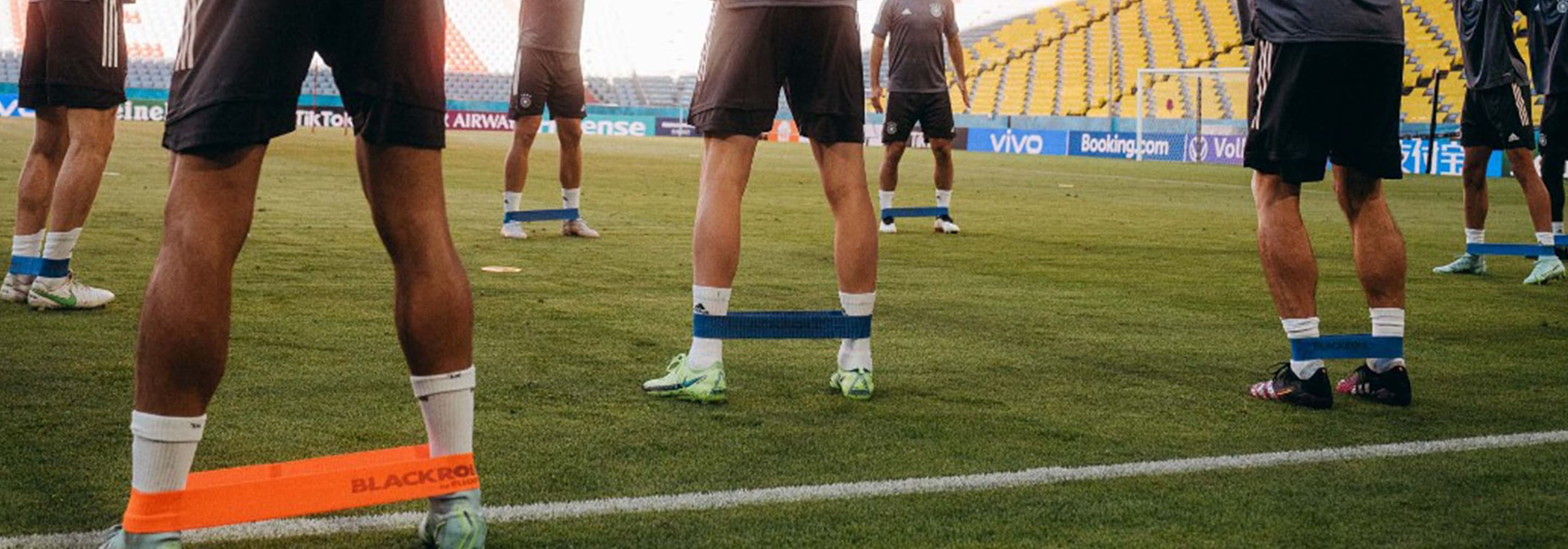 https://storage.googleapis.com/oneworld-prod/assets/aufwaerm-uebungen-im-fussball.png?v=1628163350