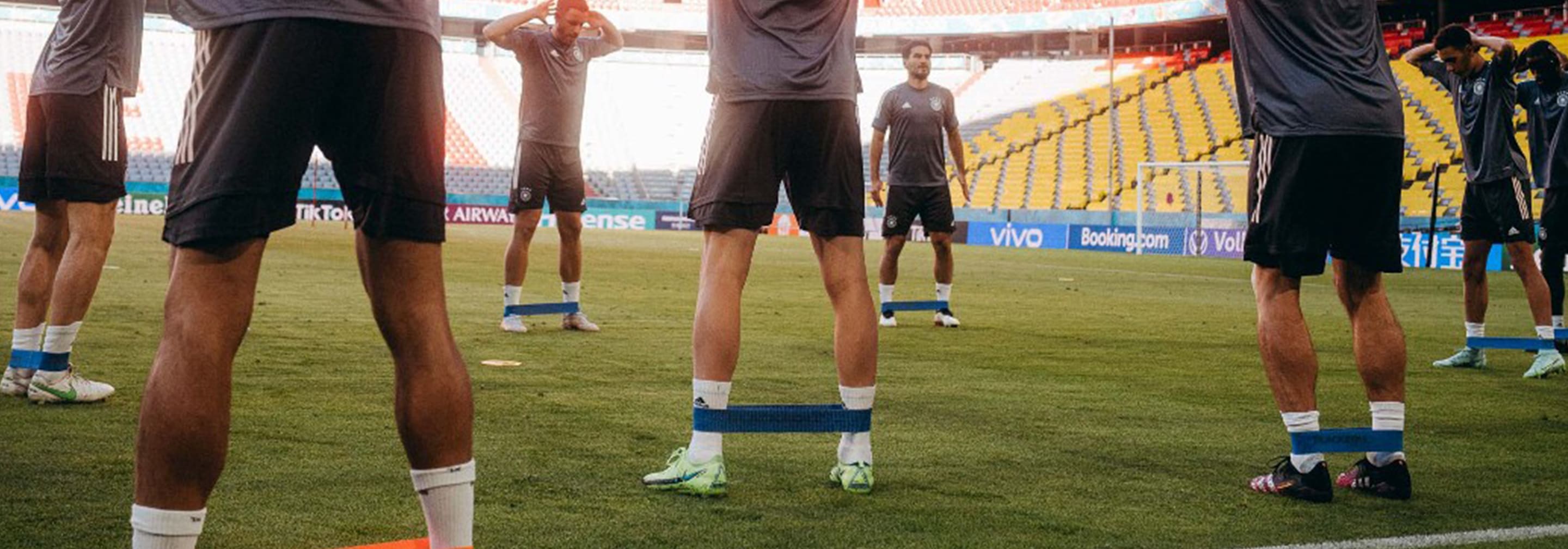 https://storage.googleapis.com/oneworld-prod/assets/aufwaermuebungen-im-fussball.png?v=1625821428