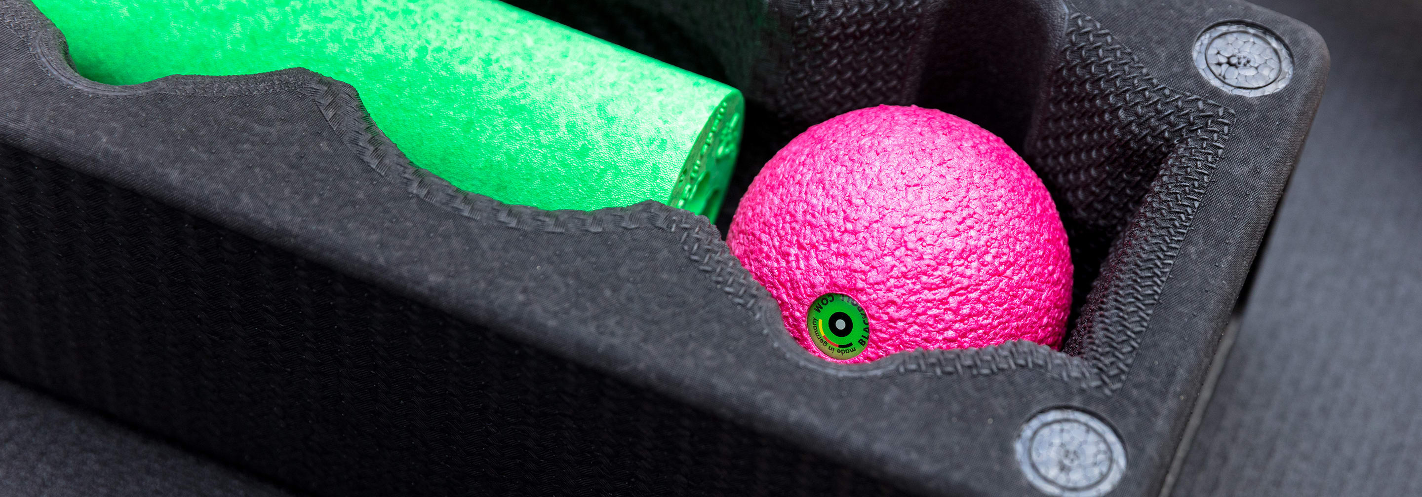 https://storage.googleapis.com/oneworld-prod/assets/effekt-foam-rolling.jpg?v=1618392827