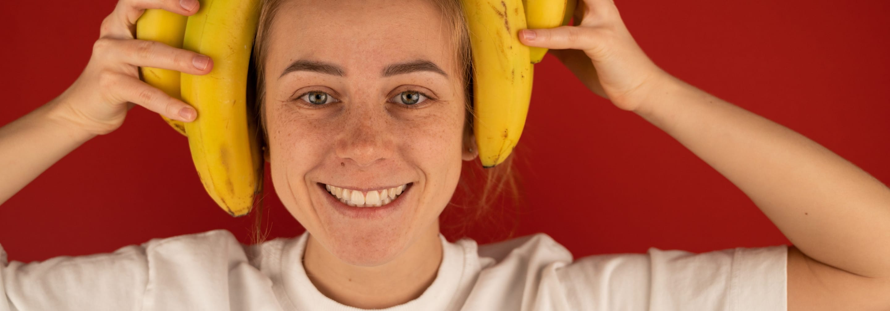 https://storage.googleapis.com/oneworld-prod/assets/gluecklichmacher-serotonin-banane-vor-dem-schlafen-1.jpeg?v=1680167548