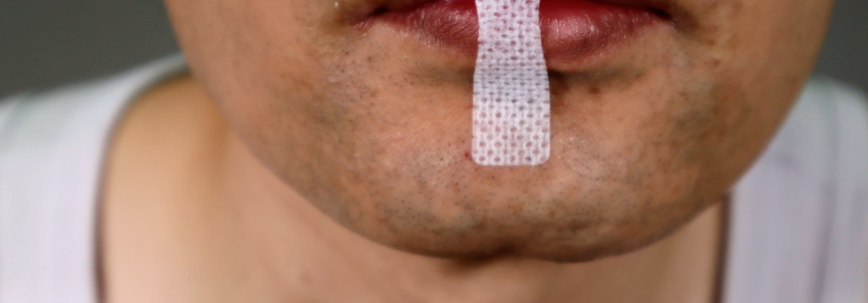 https://storage.googleapis.com/oneworld-prod/assets/mouth-taping-Bild1.jpeg?v=1697636637
